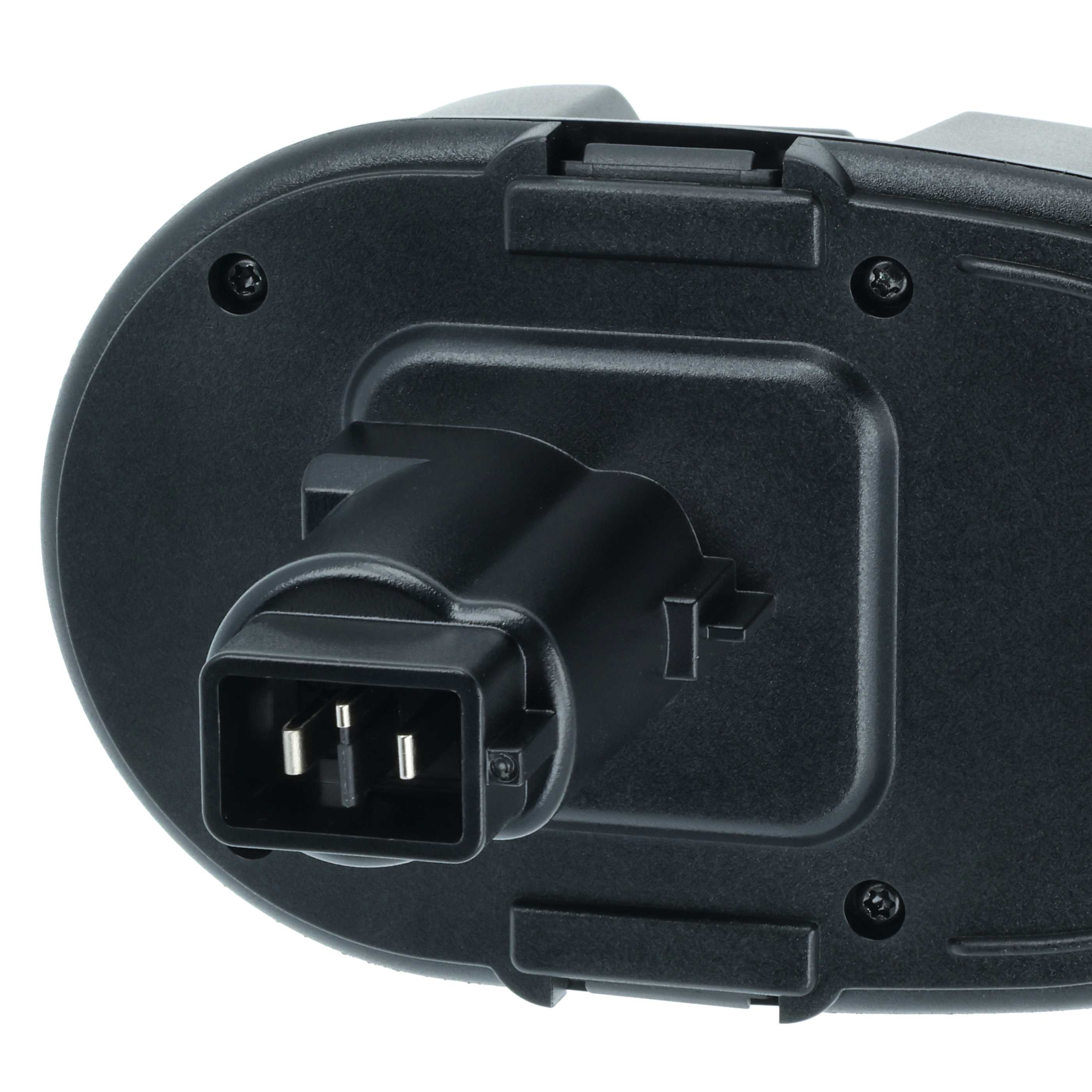 Nahaufnahme einer schwarzen Batterie mit einem dreipoligen Stecker.