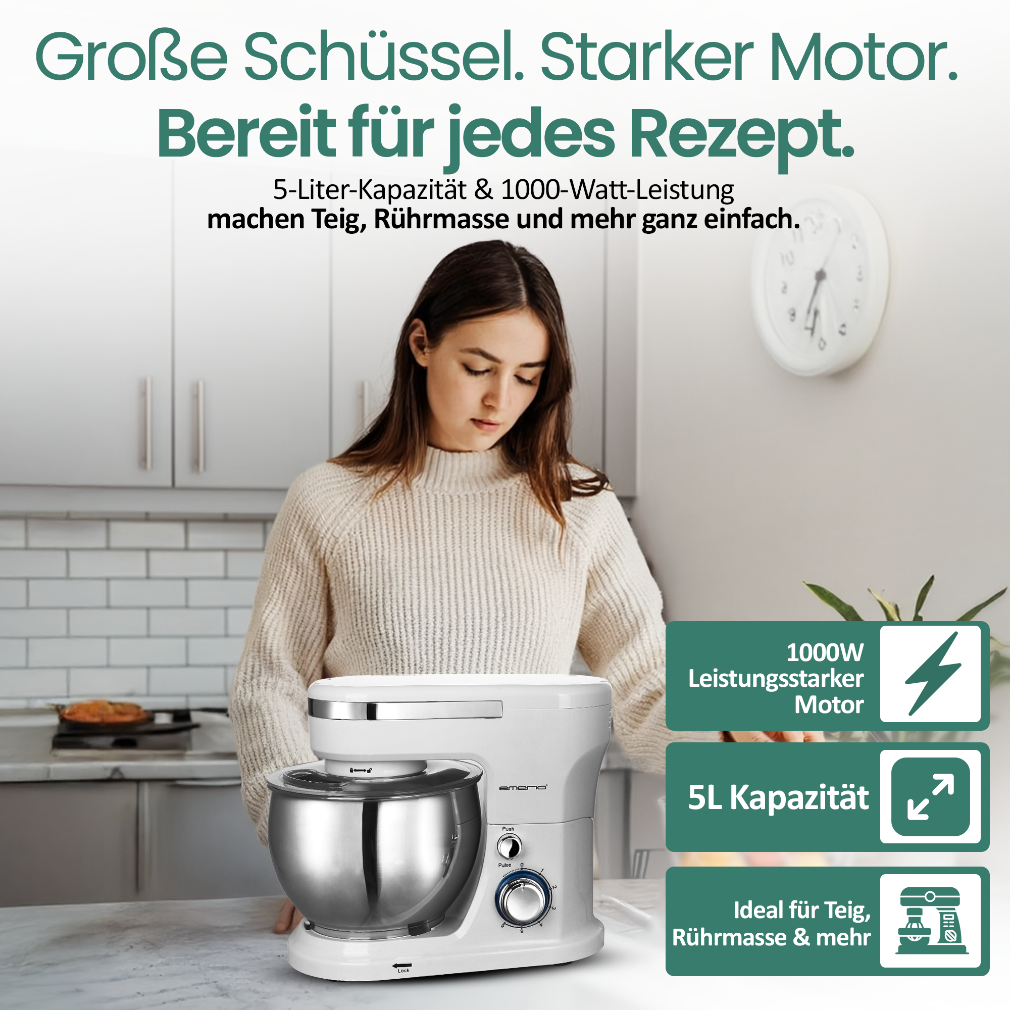 Eine Frau mit einem weißen Strickpullover steht hinter einer weißen Küchenmaschine mit Edelstahlschüssel.