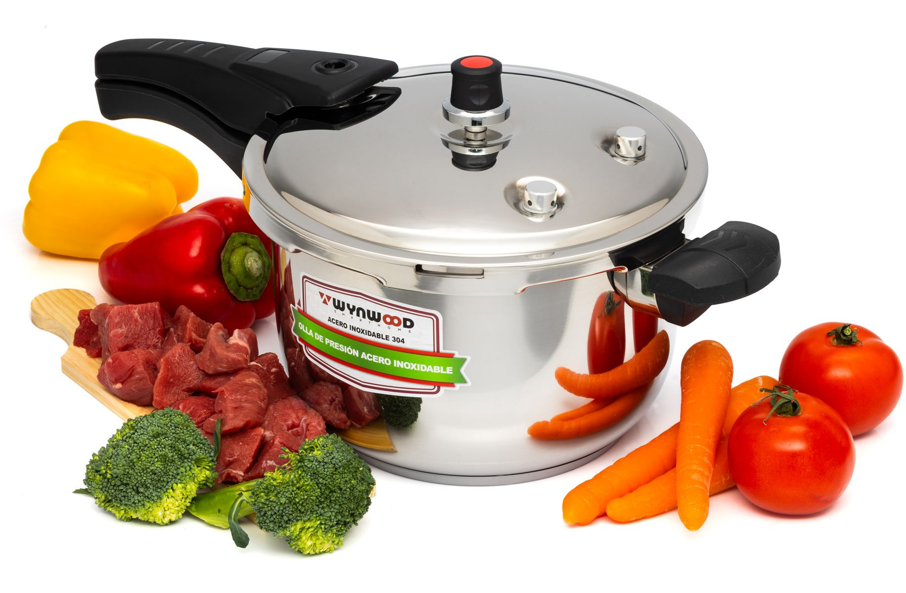 Una olla a presión de acero inoxidable con ingredientes como carne, brócoli, zanahorias y pimientos.