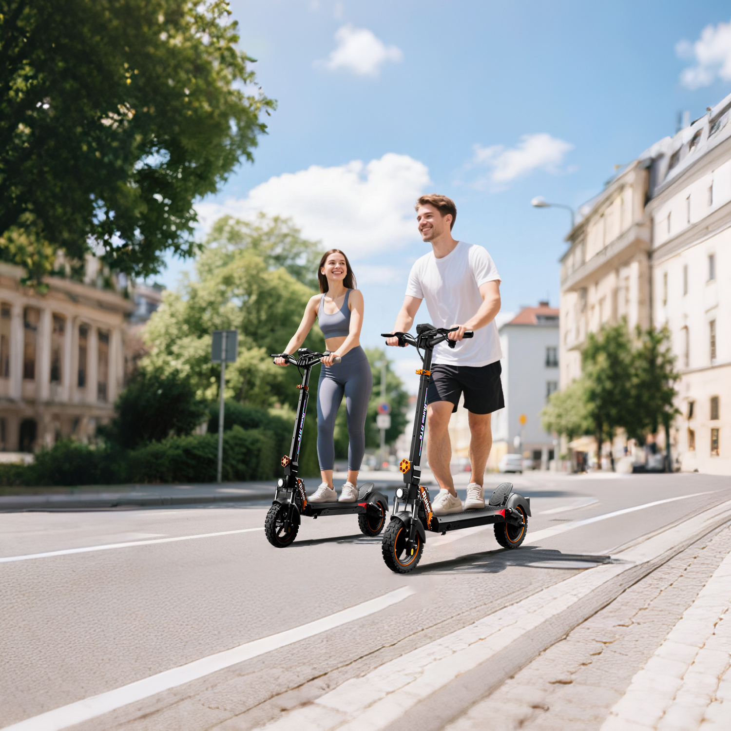 Uśmiechnięty mężczyzna i kobieta jadą na hulajnogach elektrycznych ulicą miasta w słoneczny dzień.
