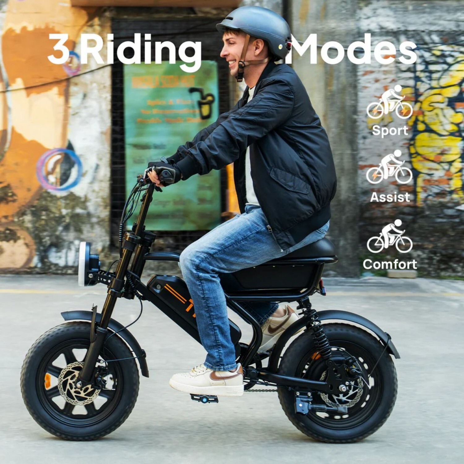 Mężczyzna jedzie na rowerze elektrycznym w kasku. 3 tryby jazdy: Sport, Asysta, Komfort.