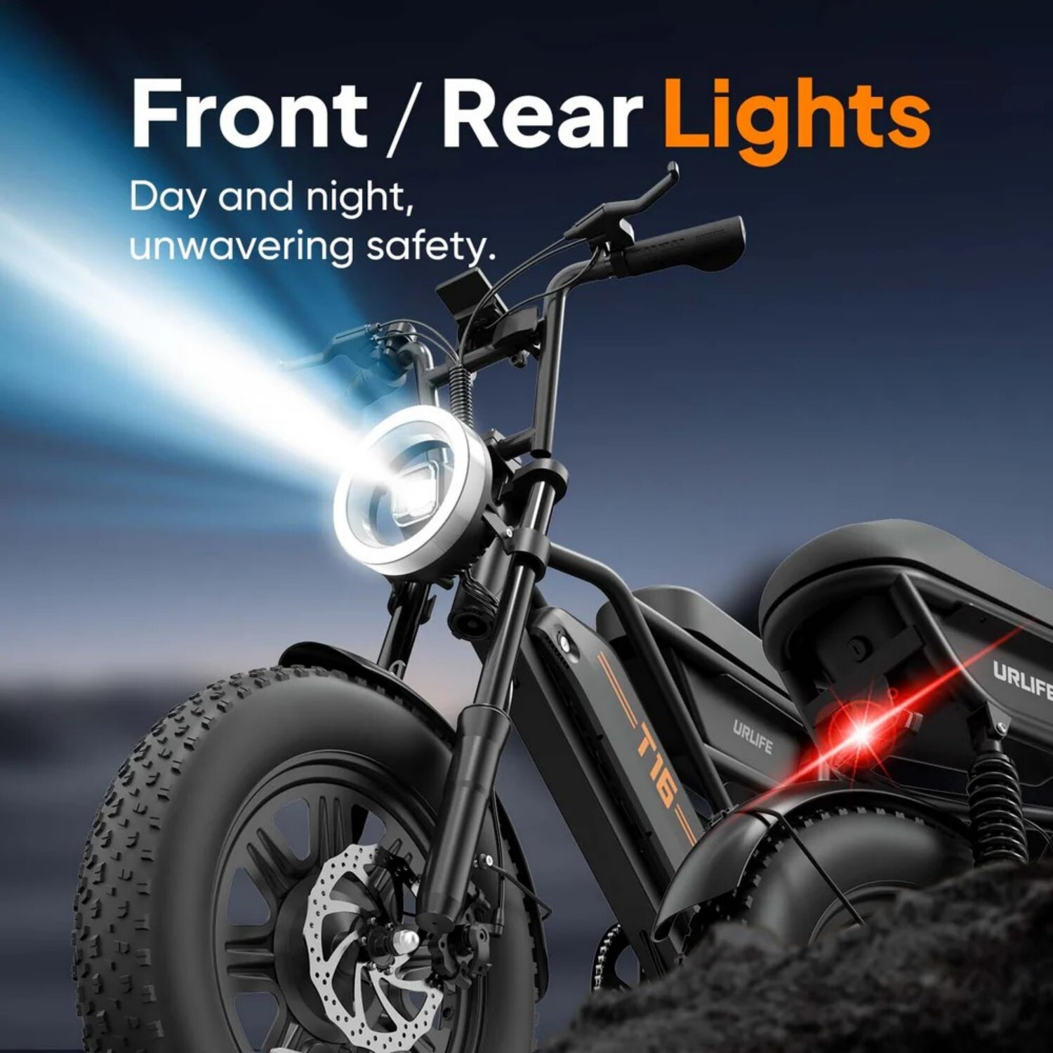 Czarny rower elektryczny z jasnym przednim światłem i czerwoną tylną lampką.