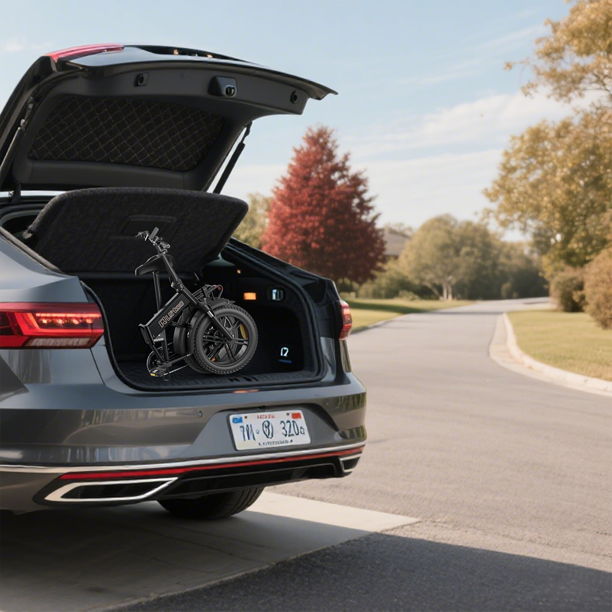 Czarny rower składany leży w bagażniku ciemnego samochodu.