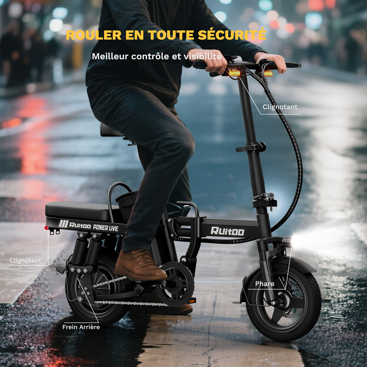 Mężczyzna jedzie czarnym składanym rowerem elektrycznym po mokrej drodze w nocy. Kierunkowskazy i światło włączone.