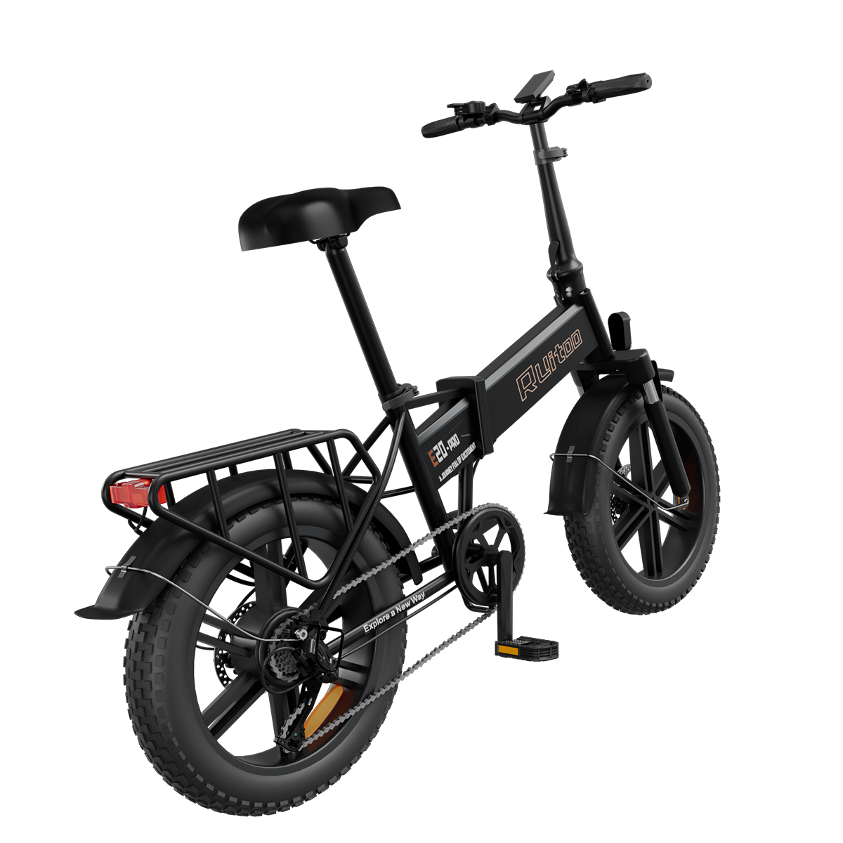 Czarny rower elektryczny z bagażnikiem, szerokimi oponami i napędem paskowym.