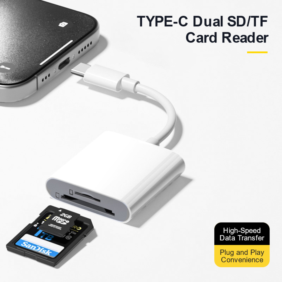 Biały czytnik kart SD/TF typu C jest podłączony do smartfona. W pobliżu znajduje się karta pamięci.
