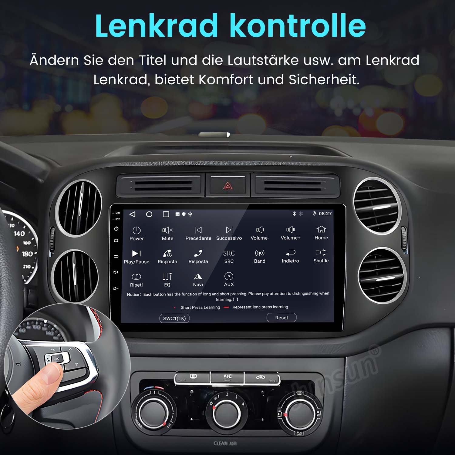 Ein Finger drückt auf eine Taste am Lenkrad, das Hauptdisplay zeigt Steuerelemente.