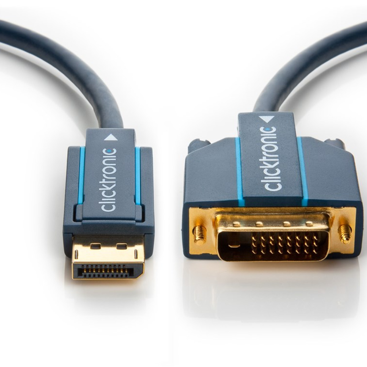 Un connettore DisplayPort e un DVI con cavi grigi su sfondo bianco.