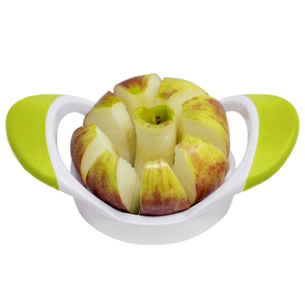 Un descorazonador de manzanas con mangos verdes, cortando una manzana en gajos.