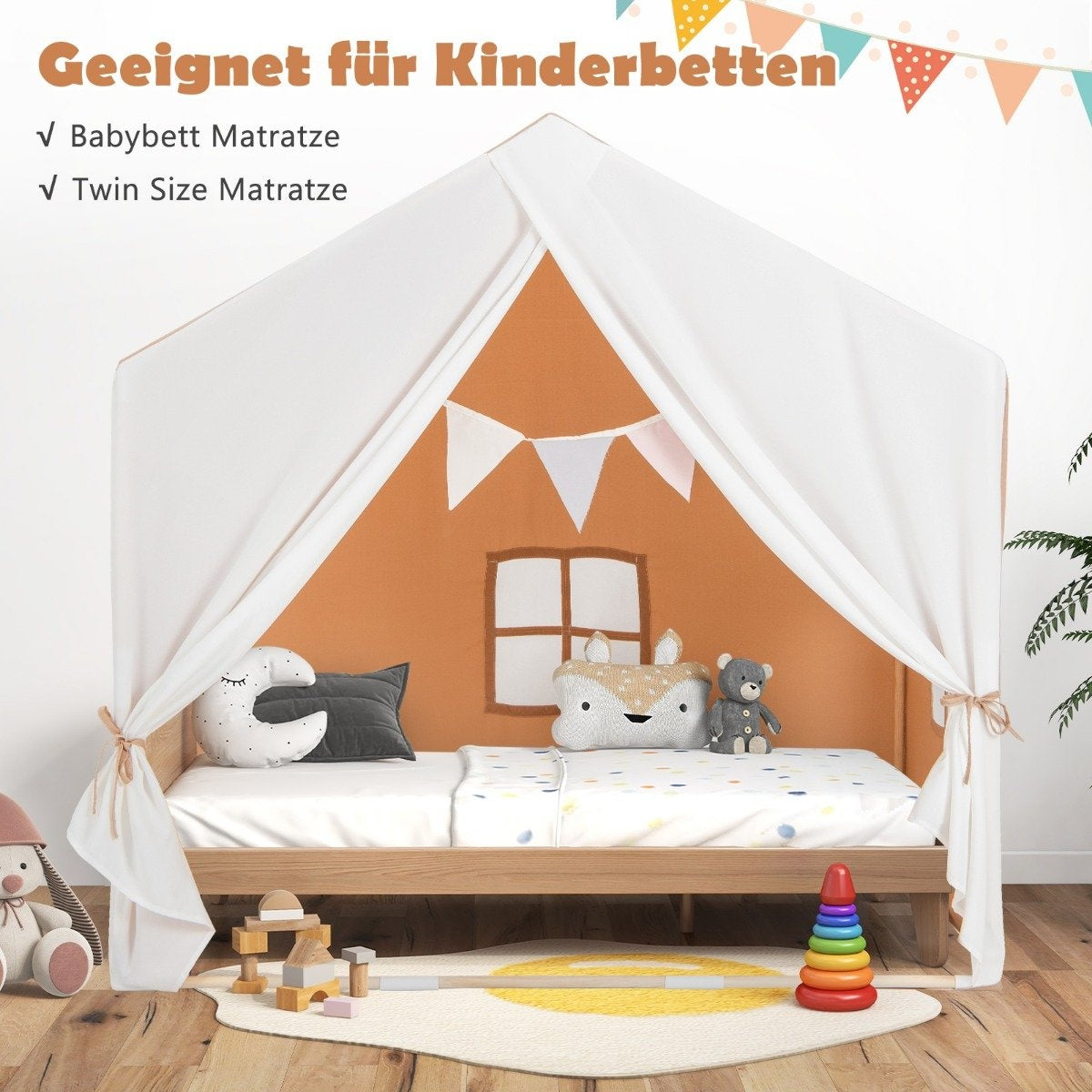 Cama infantil con dosel blanco, juguetes y cojín de zorro.