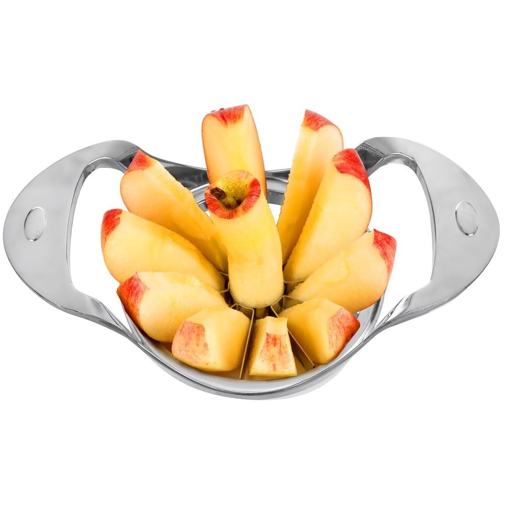 Un cortador de manzanas plateado con trozos de manzana cortados en gajos.