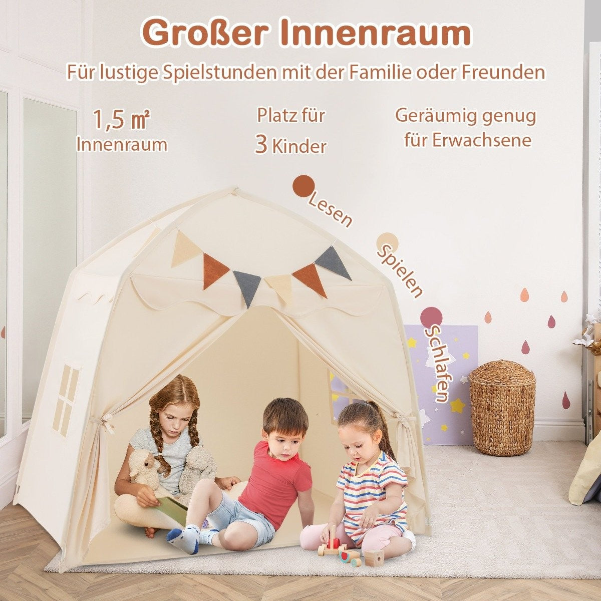 Tres niños juegan dentro de una tienda de campaña beige con banderines coloridos.