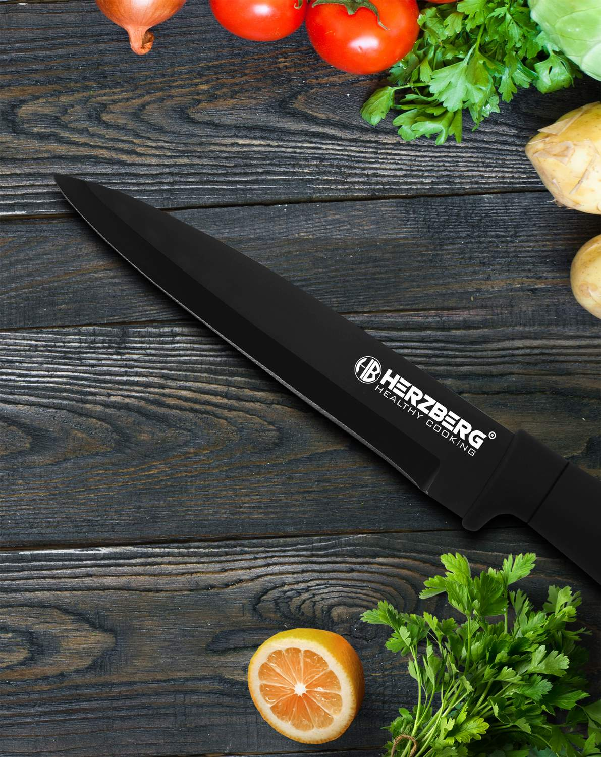 Un cuchillo negro yace sobre una mesa de madera con verduras como tomates, cebollas y patatas.