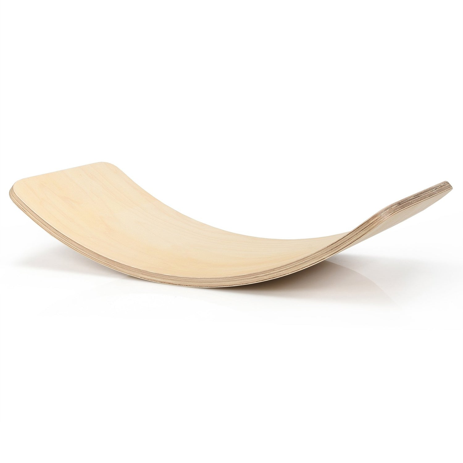Una tabla de equilibrio de madera clara, sobre fondo blanco.
