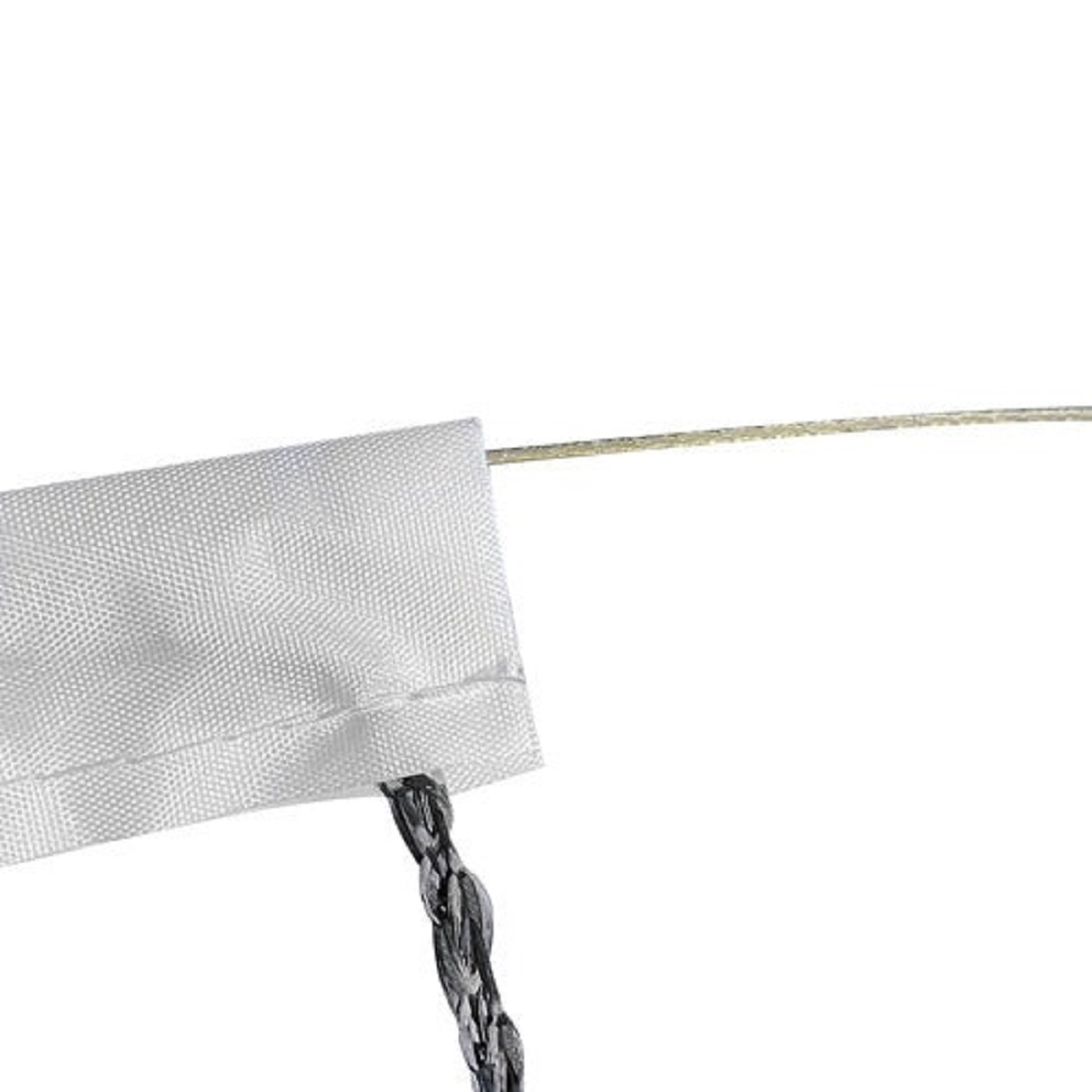 Una tira de tela blanca con un alambre y una cuerda trenzada.