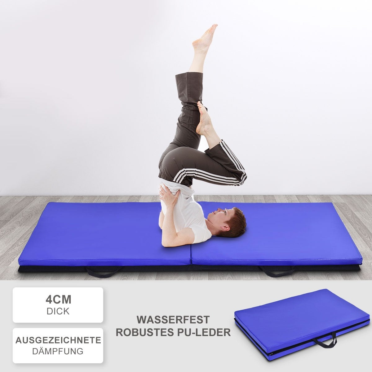 Hombre haciendo yoga en una alfombra azul. Una alfombra doblada está a la derecha.