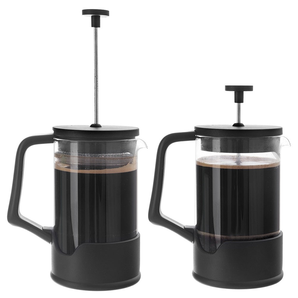 Dos cafeteras de prensa francesa negras con café oscuro.