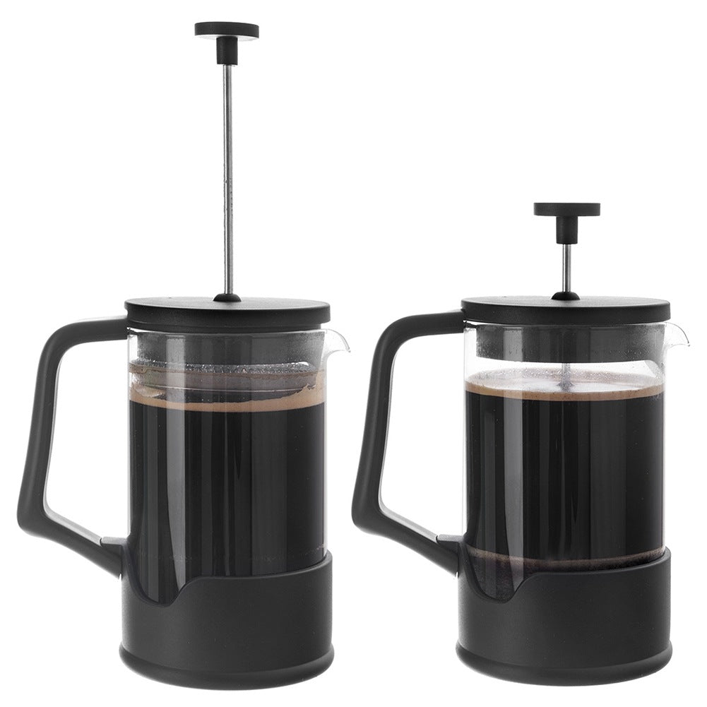 Dos cafeteras de prensa francesa negras con émbolos sobre fondo blanco.