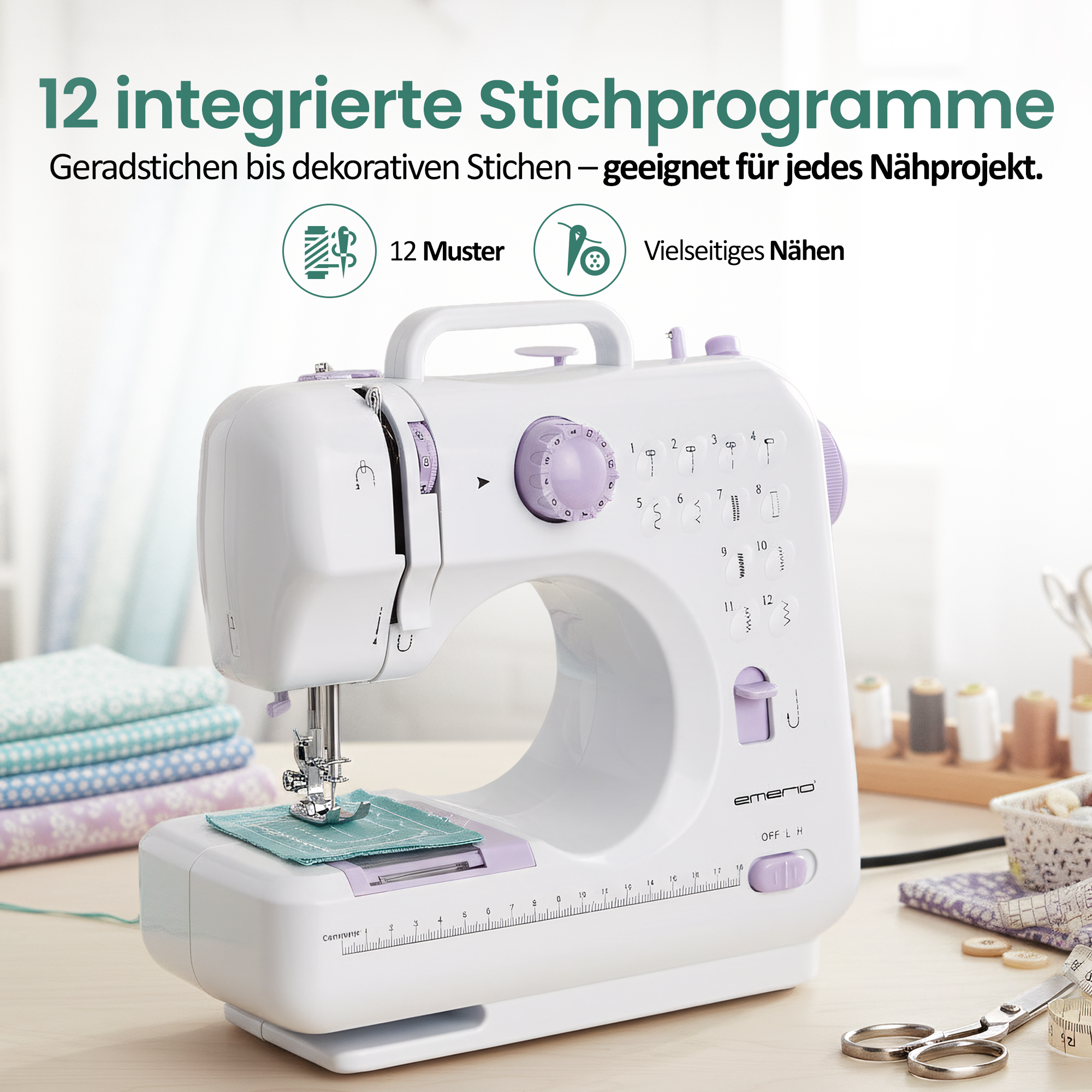 Eine weiße Nähmaschine mit lila Akzenten, Stoffstapeln und Nähzubehör.