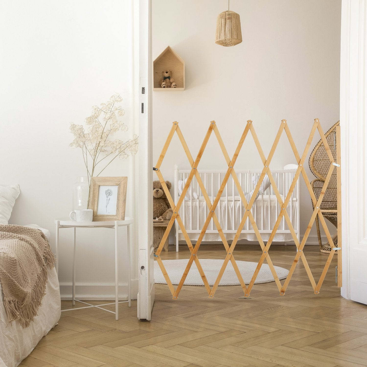 Una guardería con cuna, puerta de madera y muebles.
