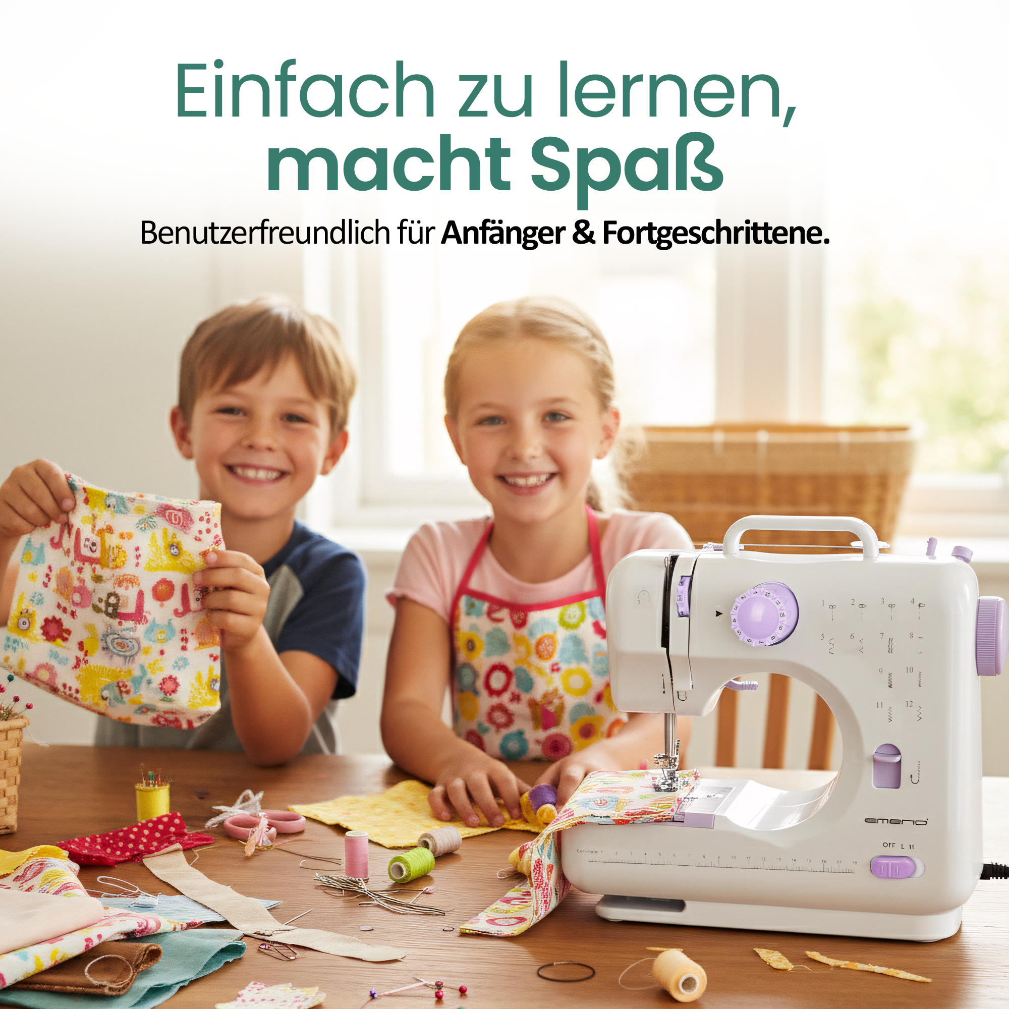 Zwei lachende Kinder sitzen am Tisch mit einer Nähmaschine und bunten Stoffen.
