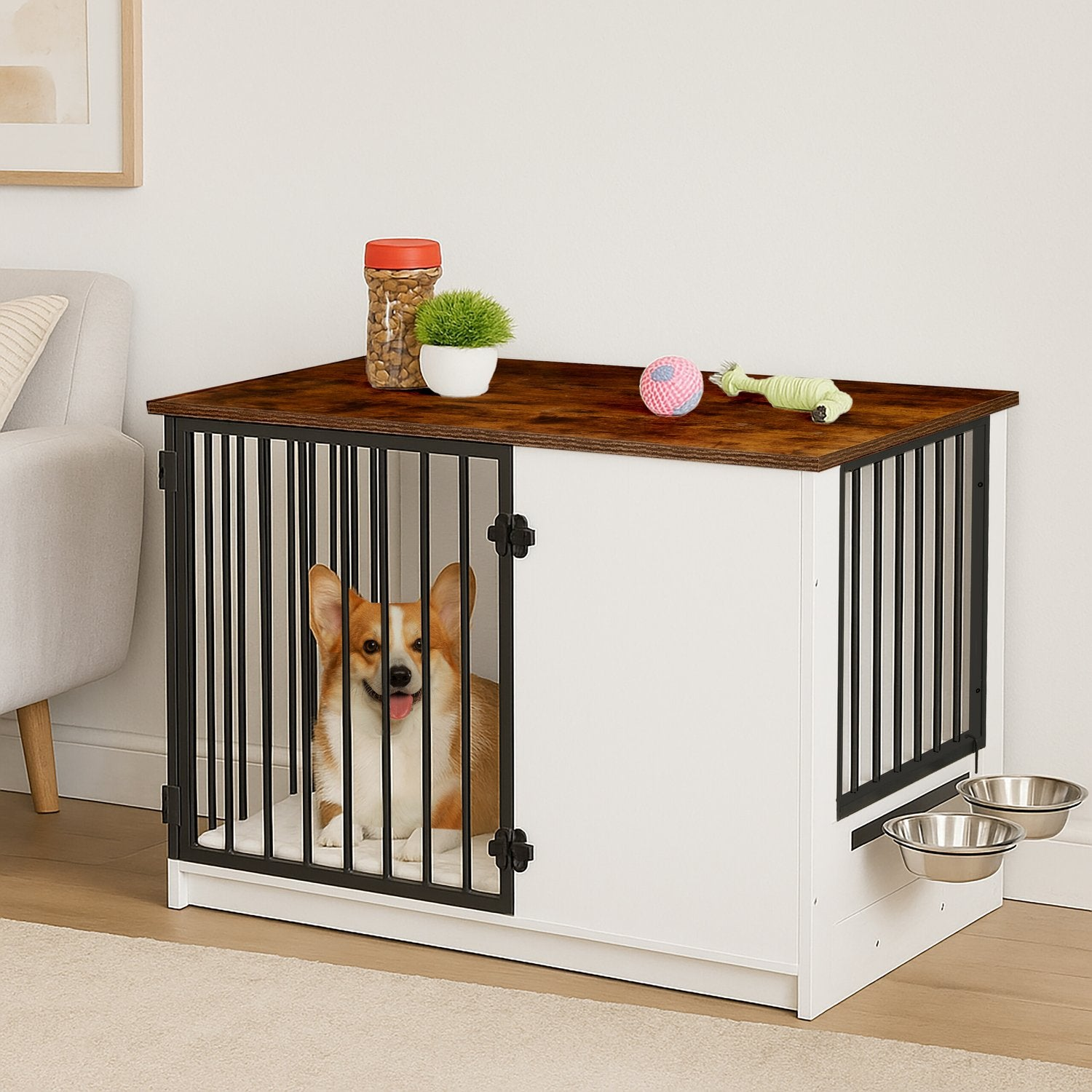Un corgi se sienta dentro de una jaula blanca para perros con techo de madera. Comida y juguetes encima.