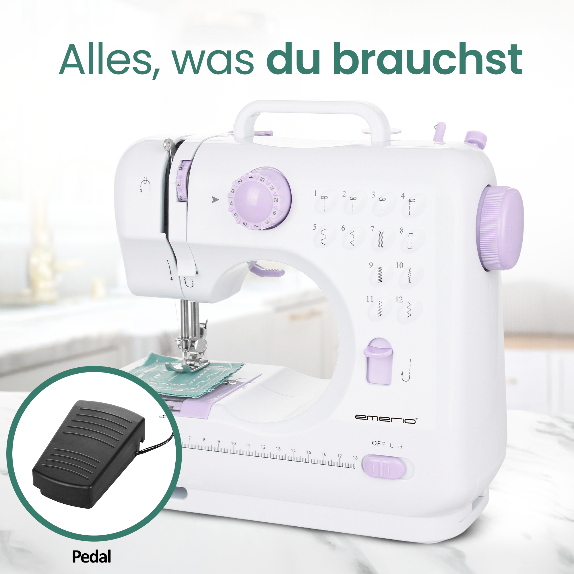 Eine weiße Nähmaschine mit lila Akzenten und einem Pedal im Kreis.