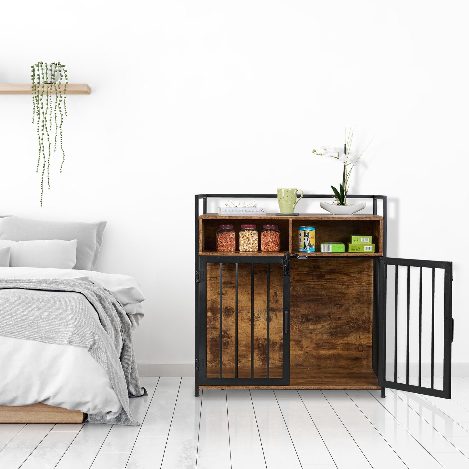 Armario de madera con marco de metal y puerta de jaula junto a una cama.