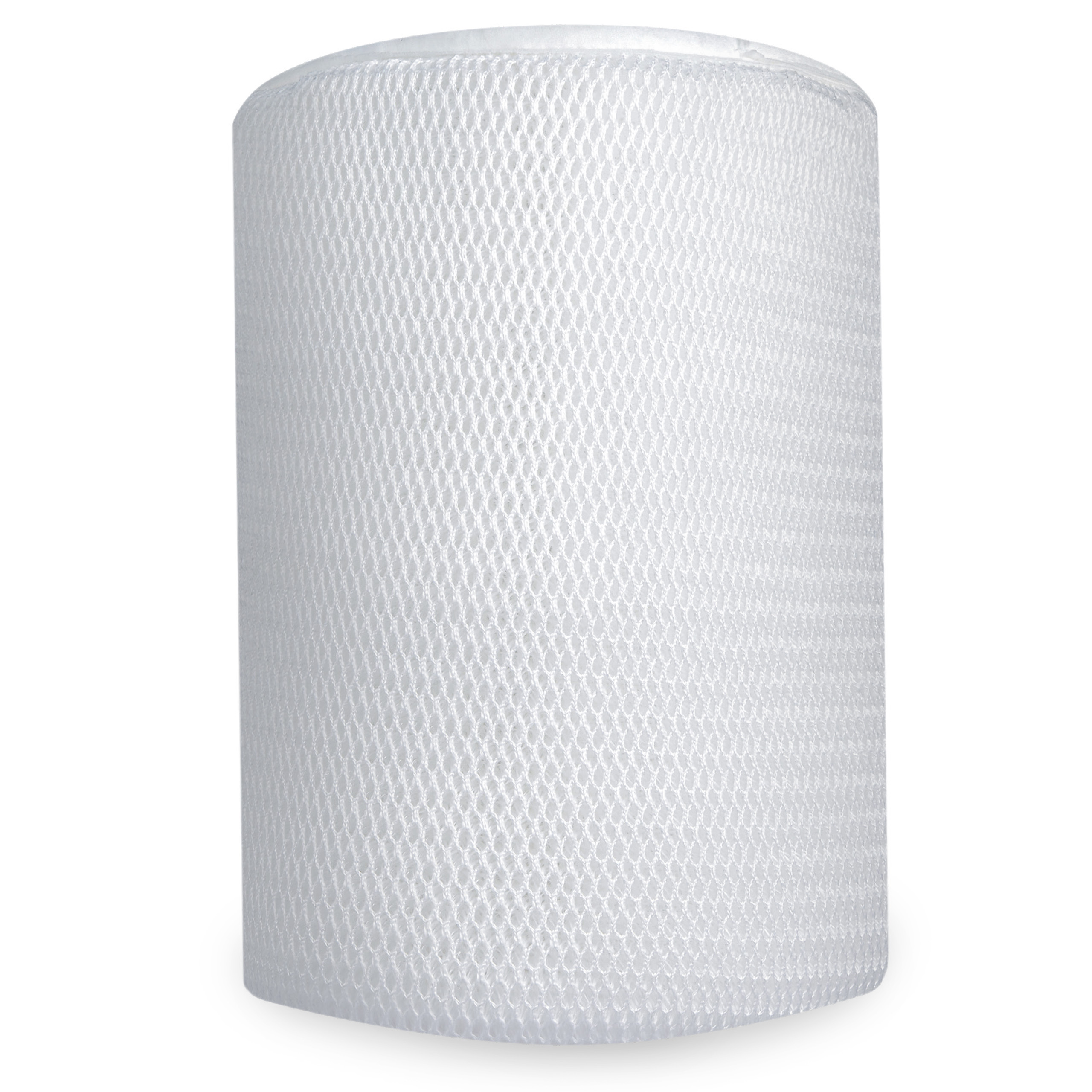 Biała rolka siatkowa na białym tle.