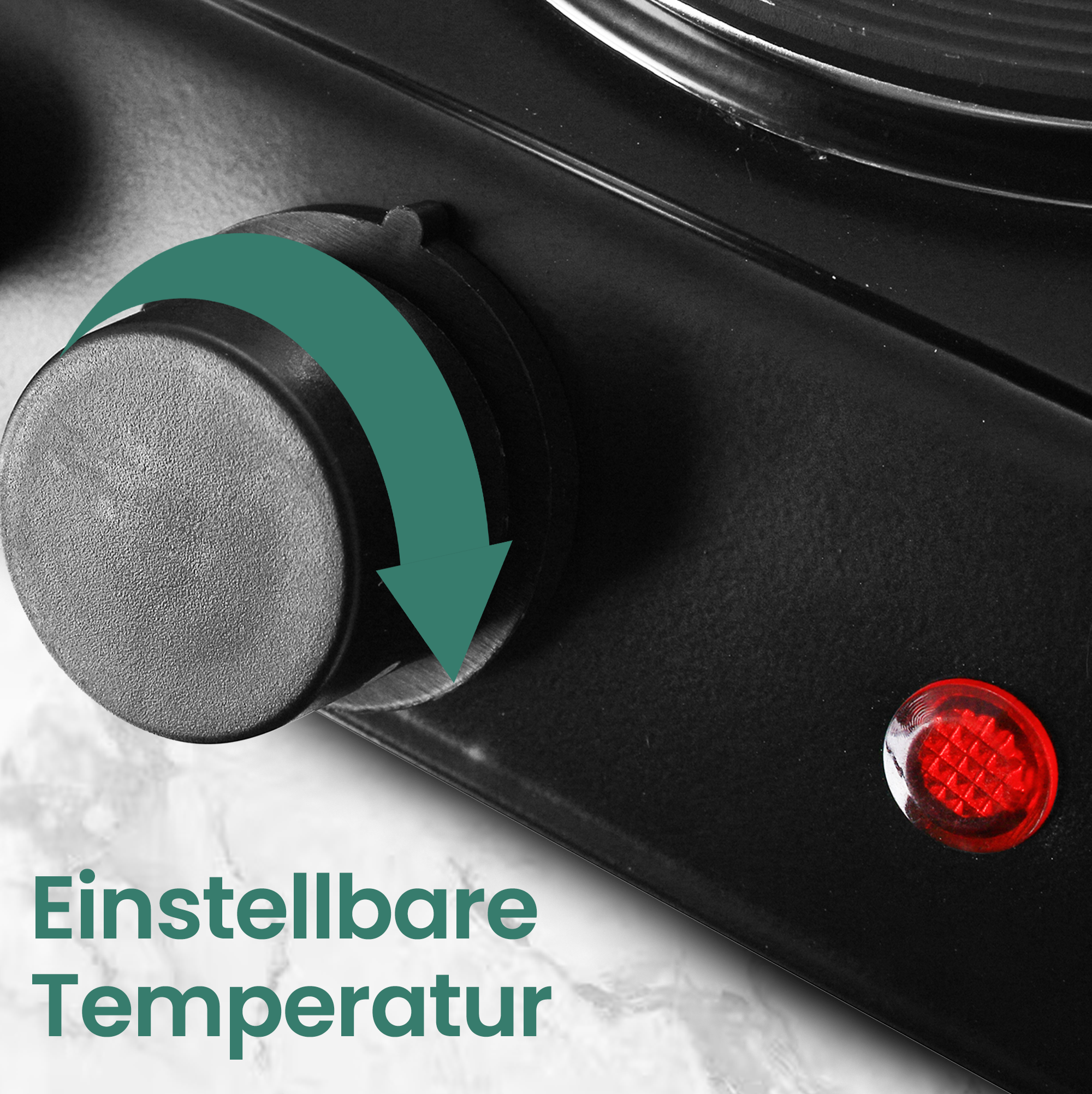Ein schwarzer Drehknopf mit Pfeil und roter Kontrollleuchte auf einer Kochplatte.