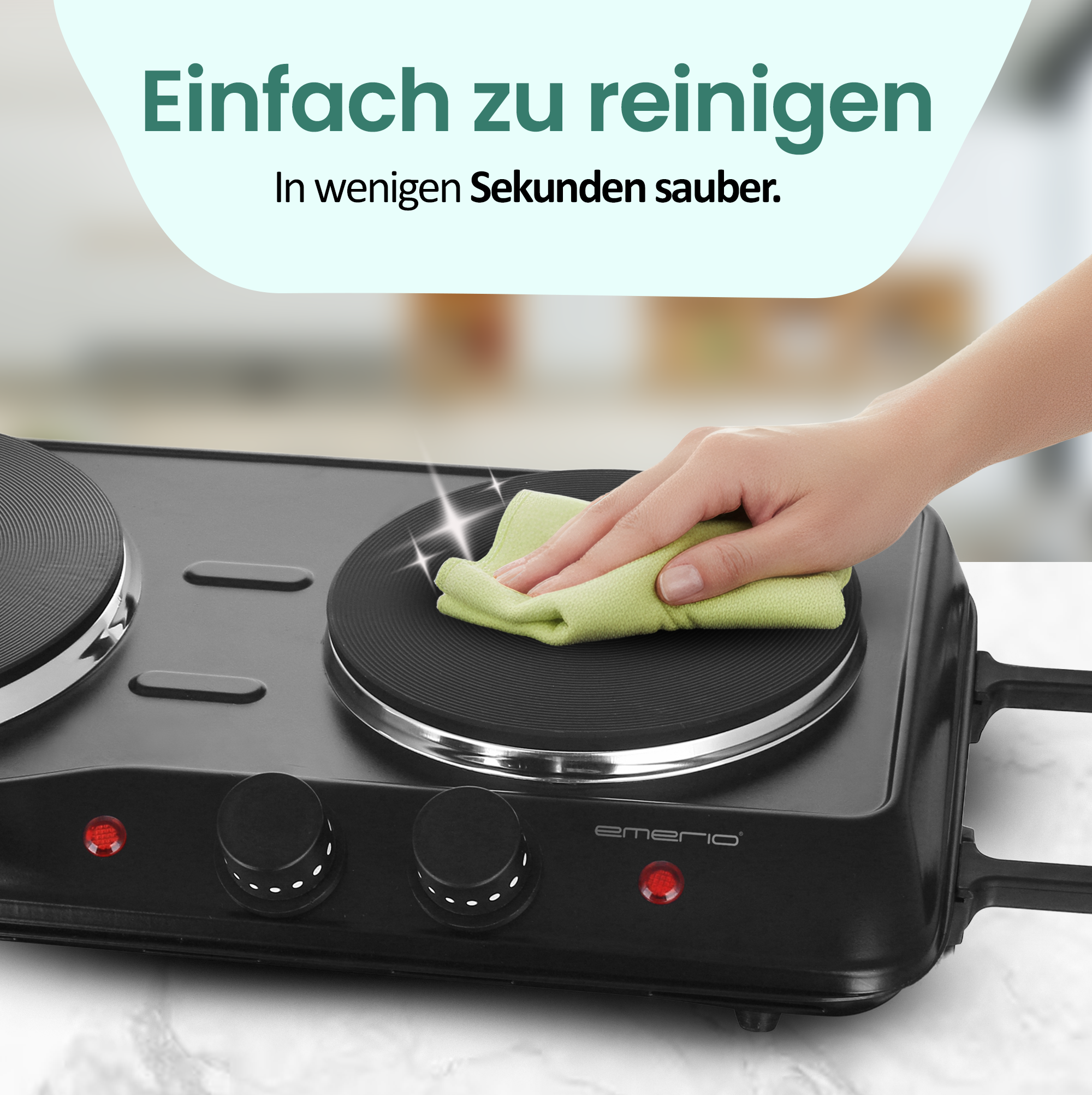 Hand reinigt Kochfeld mit grünem Tuch. Leuchtende Sterne deuten Sauberkeit an.