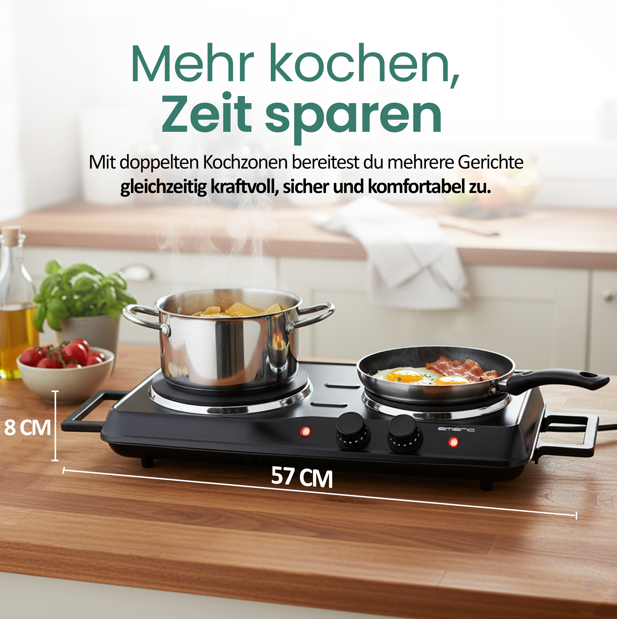 Zwei Kochzonen mit Topf und Pfanne. Links Nudeln, rechts Spiegeleier mit Speck.