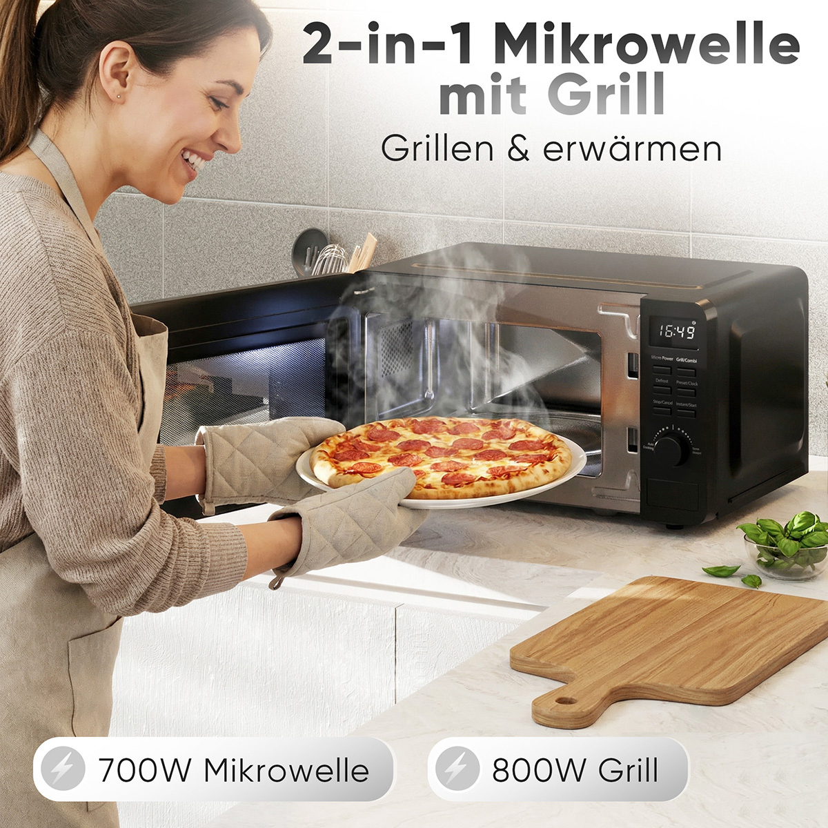 Eine Frau nimmt eine dampfende Pizza aus einer 2-in-1 Mikrowelle mit Grill.