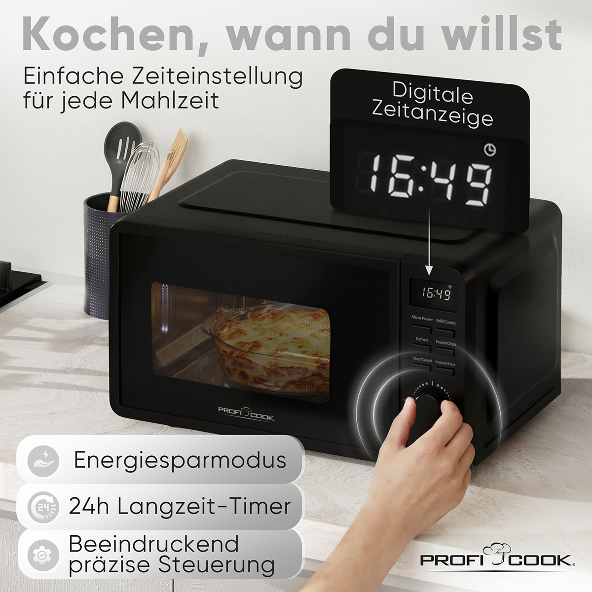 Schwarze Mikrowelle mit digitaler Anzeige, die eine Lasagne zeigt.
