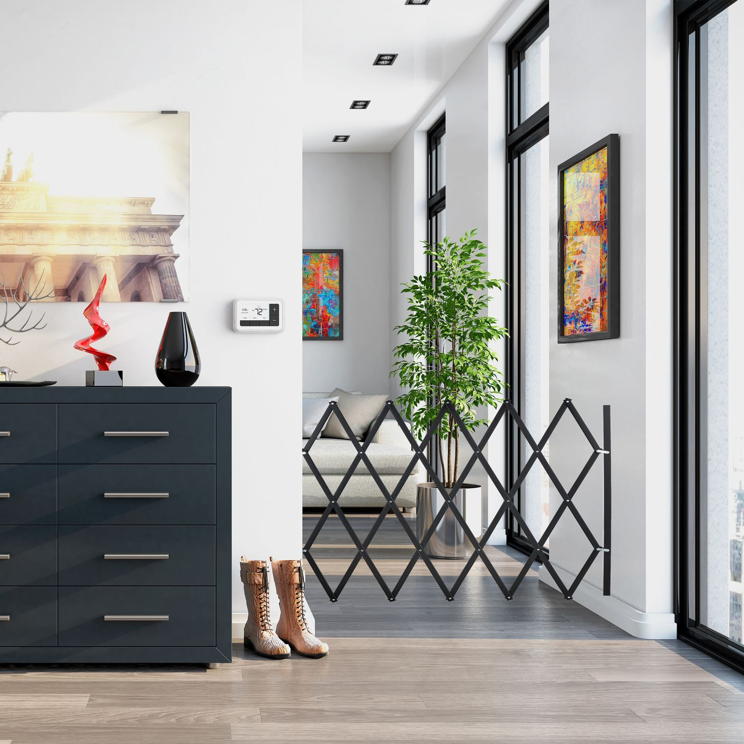 Cómoda gris oscuro con dos botas delante, puerta en el pasillo.
