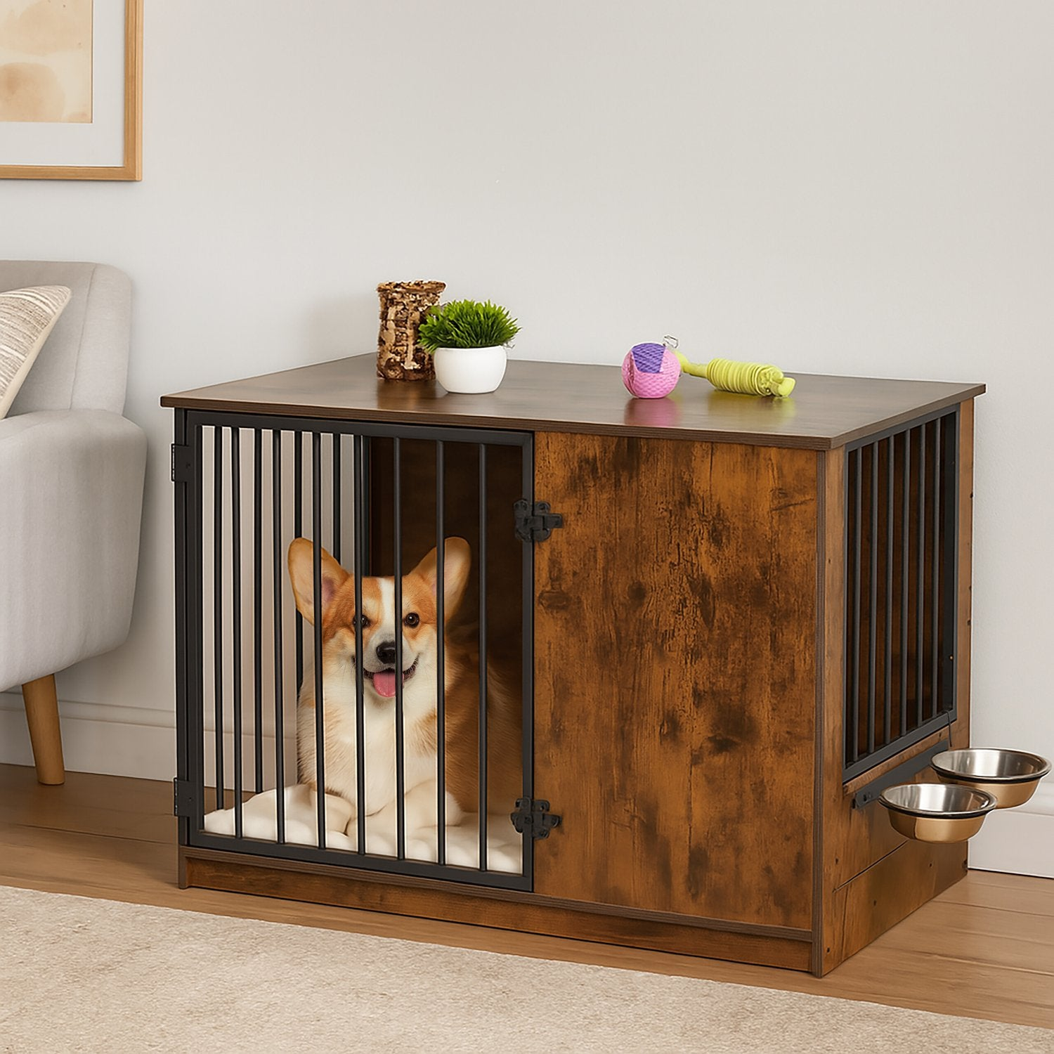 Un corgi yace en una jaula de madera con barrotes de metal. Juguetes y plantas encima.