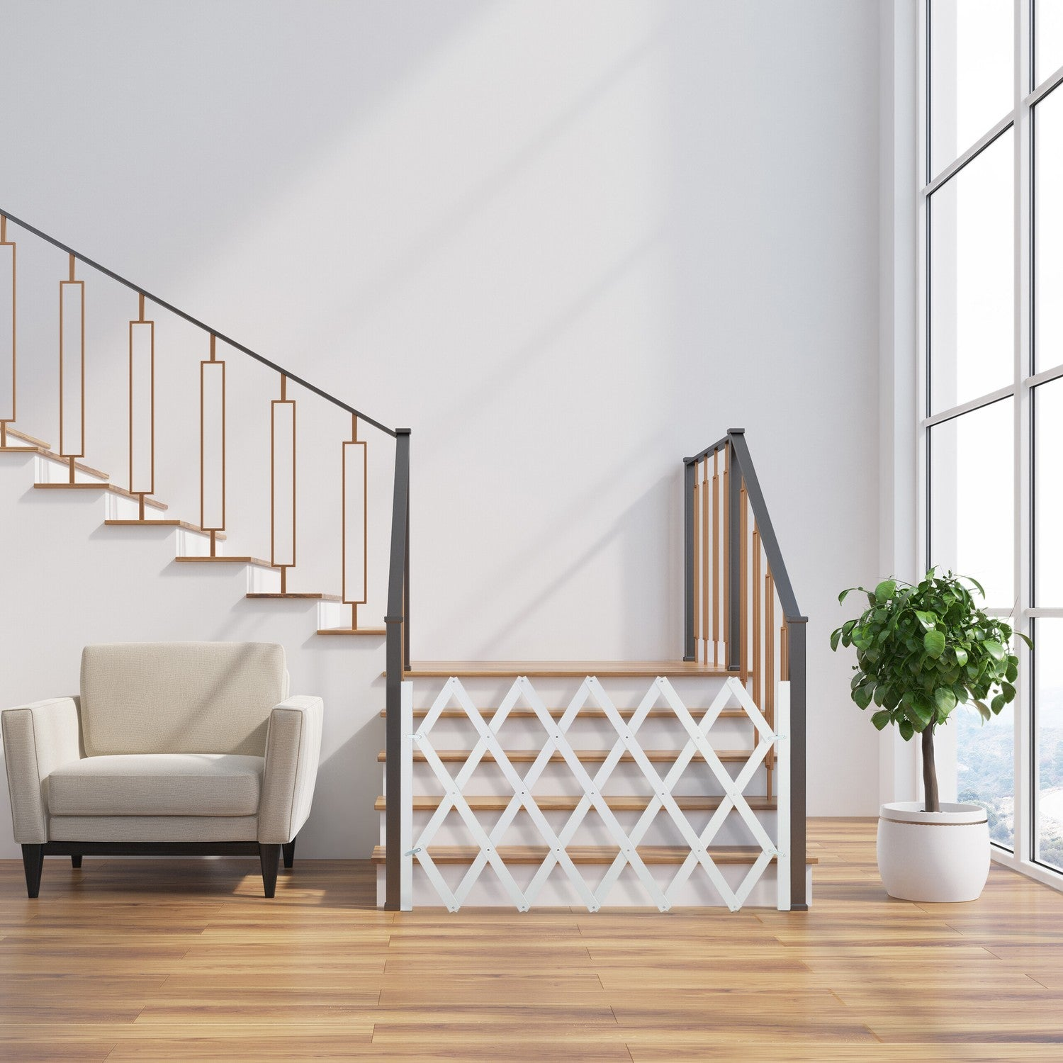 Un sillón beige junto a una escalera de madera con puerta blanca y planta en maceta.