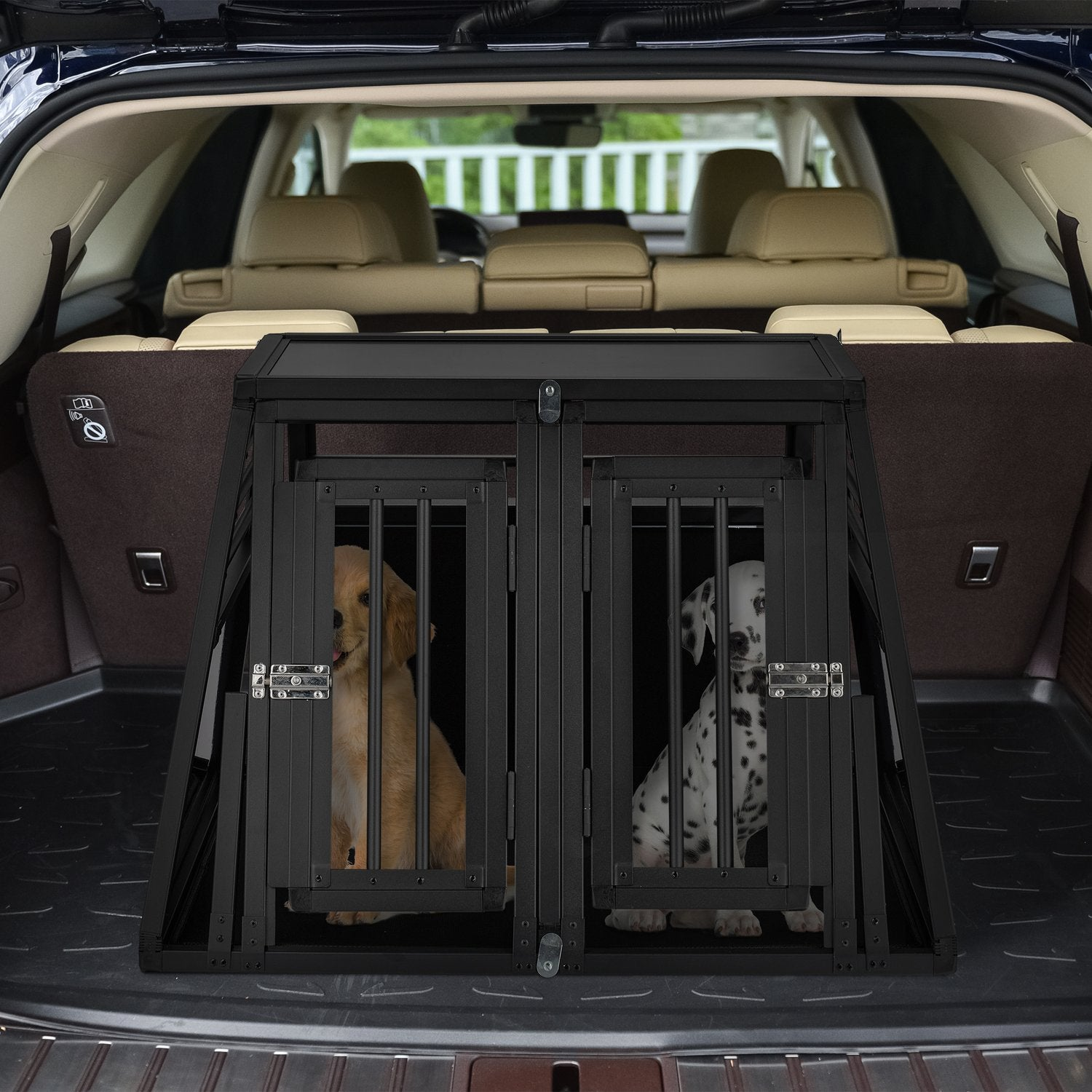 Dos perros, un golden retriever y un dálmata, dentro de una jaula negra en el maletero de un coche.