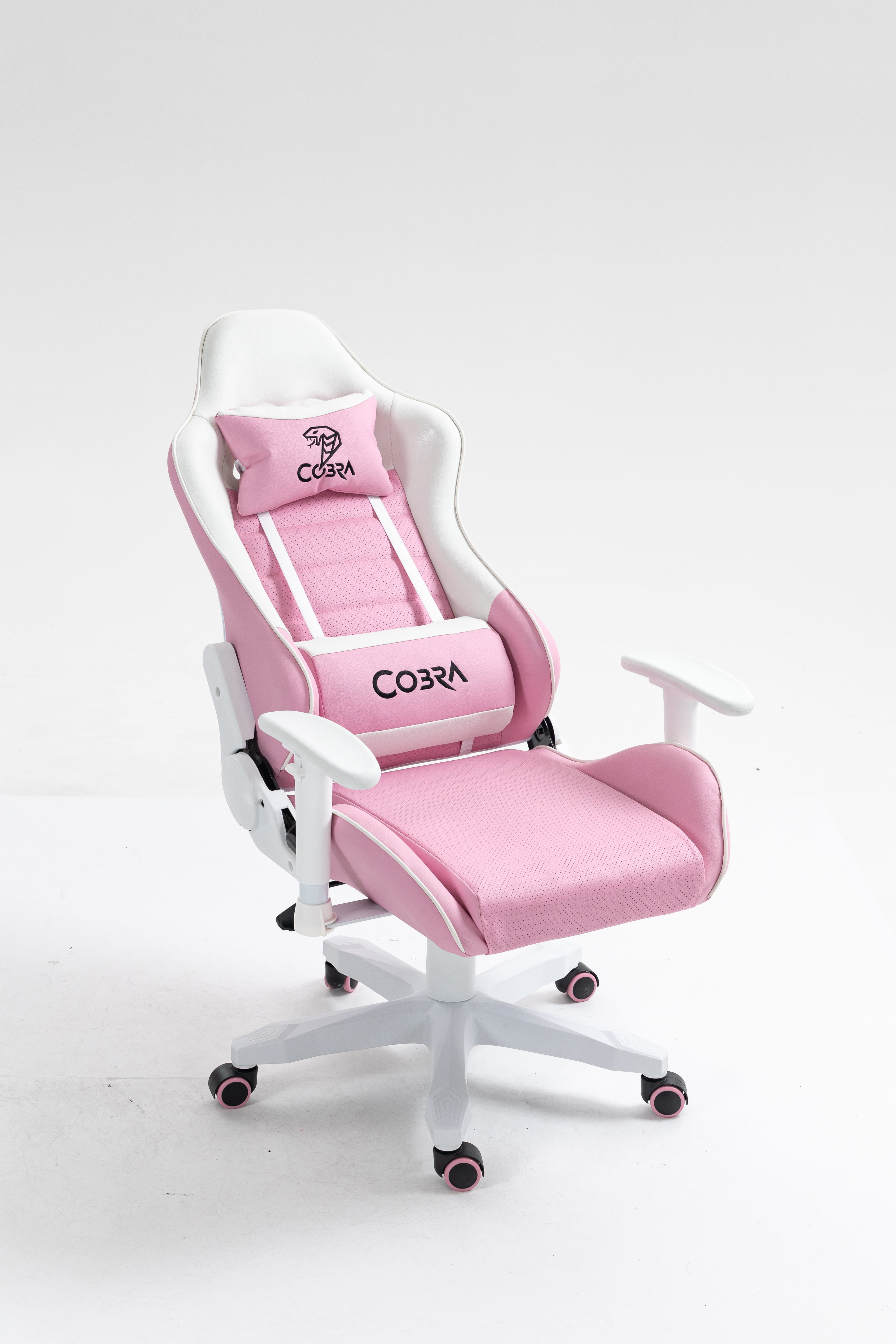 Różowe krzesło gamingowe z białym wykończeniem i logo Cobra.