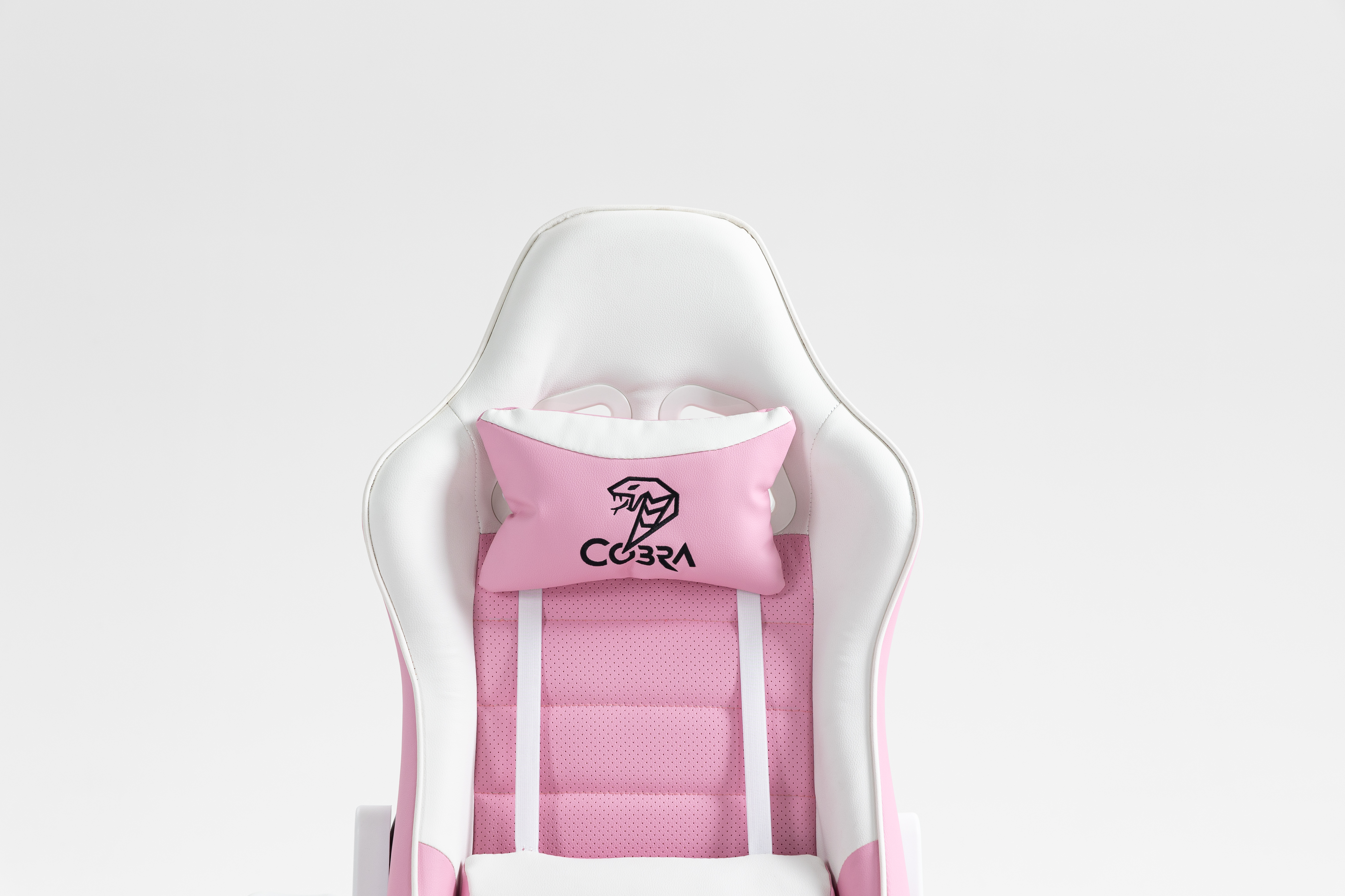Różowe i białe krzesło gamingowe z logo Cobra na poduszce.