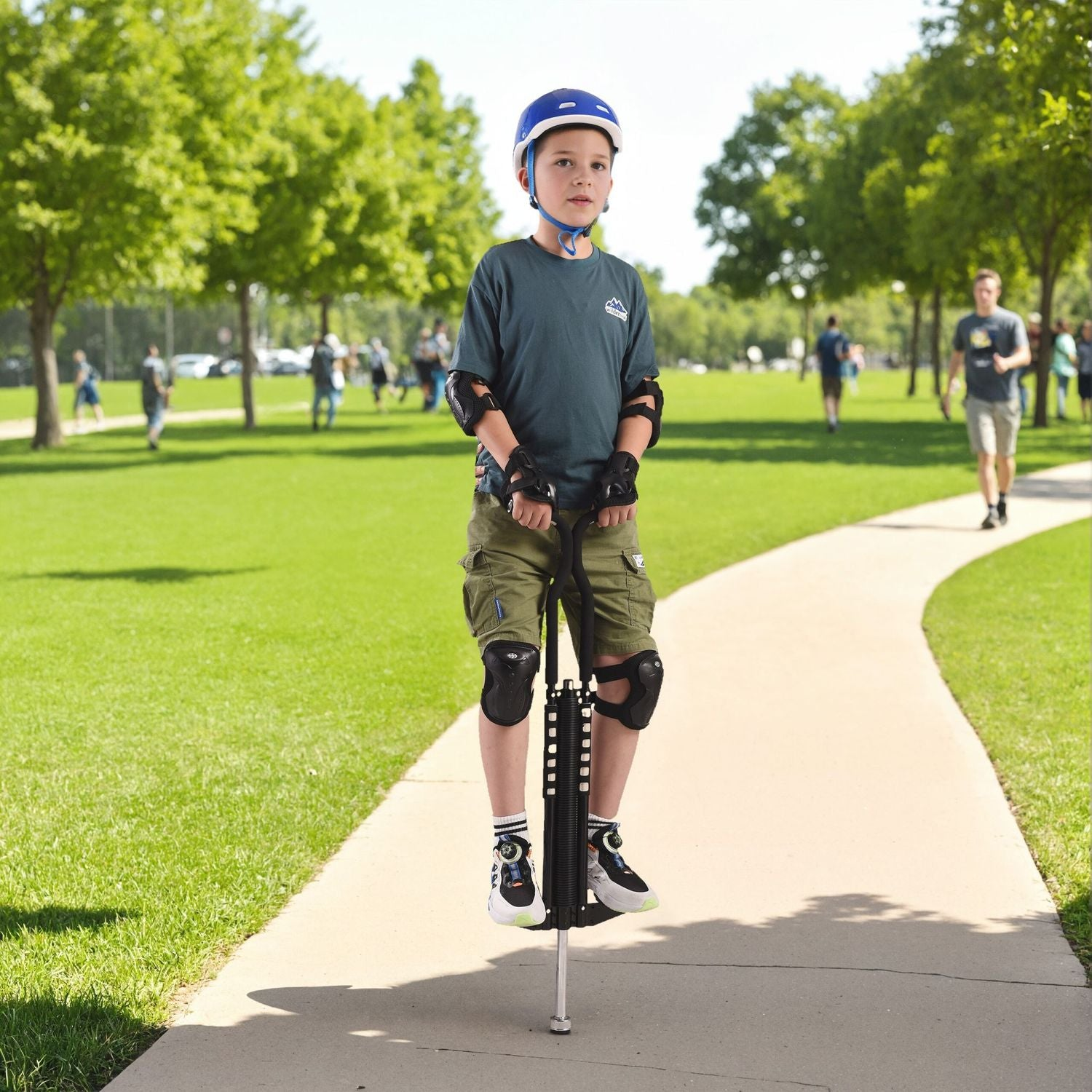 Niño en un saltador en un parque, con casco y equipo de protección.