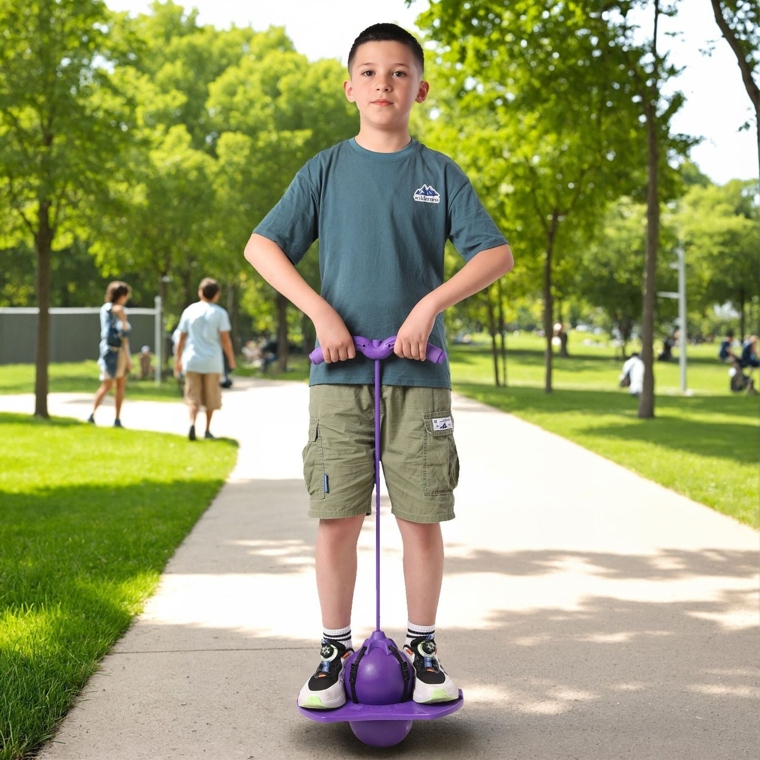Niño en una pelota saltarina morada en un parque con árboles y gente.