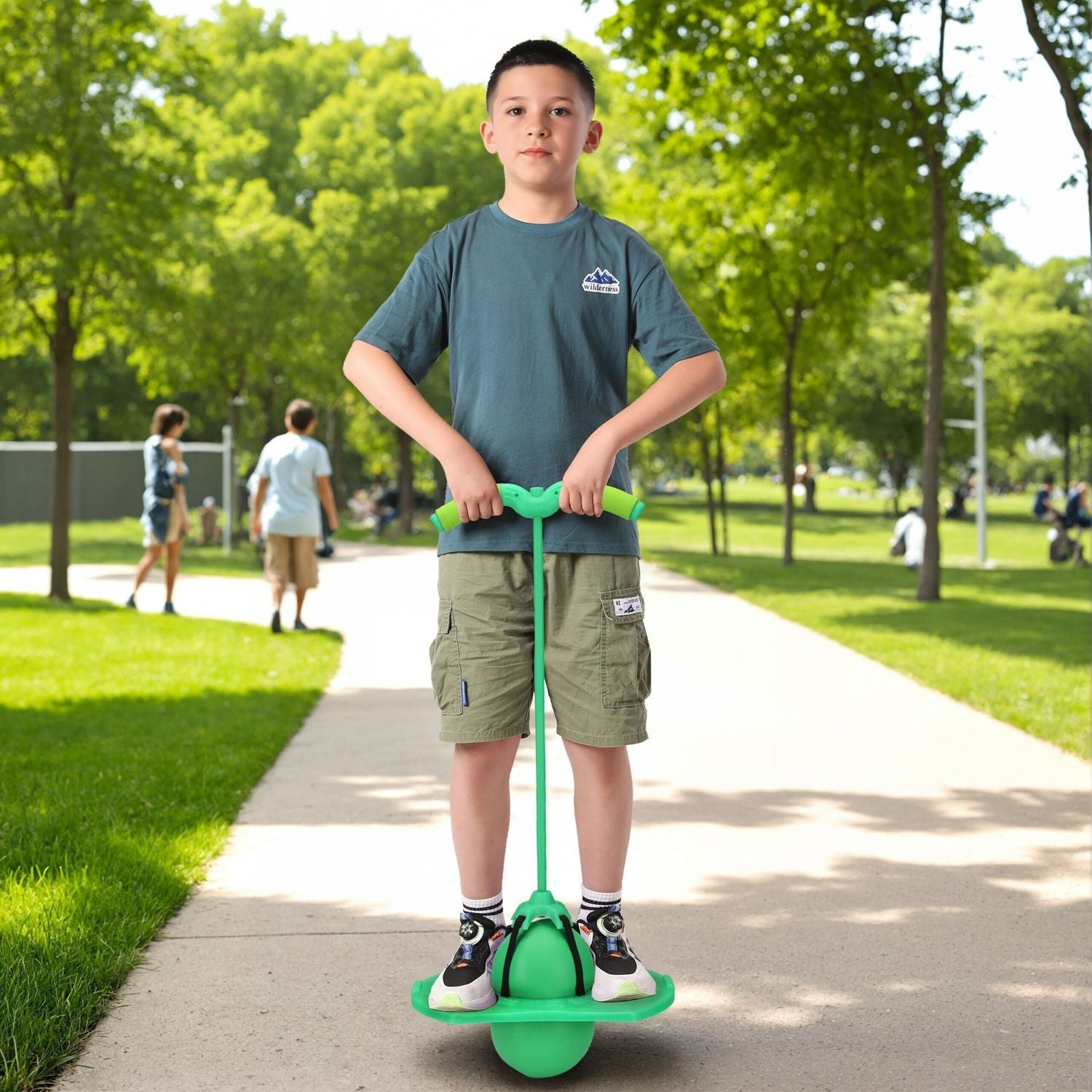 Un niño está sobre un pogo stick verde en un parque con árboles y césped.