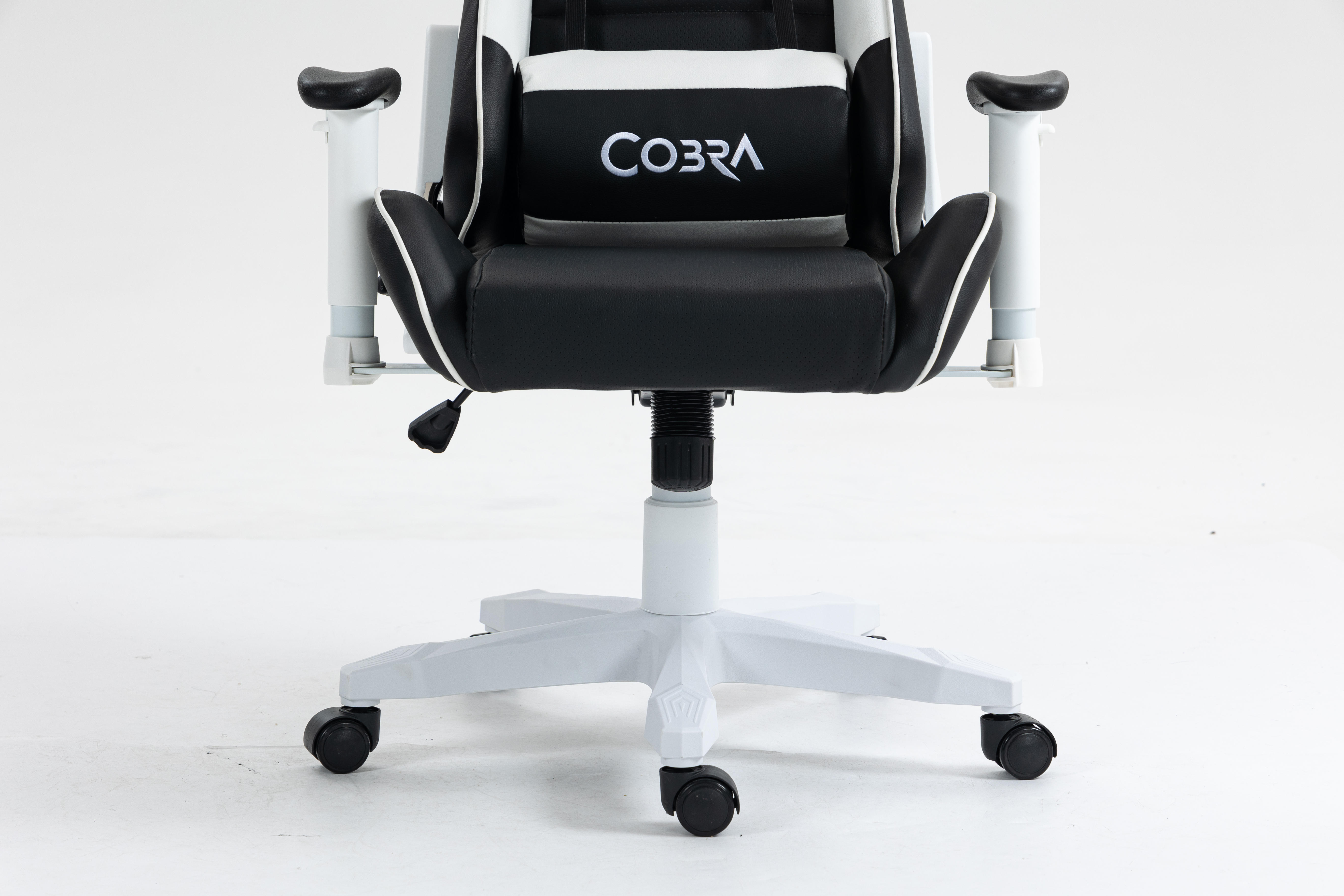 Czarno-biały fotel gamingowy z logo "Cobra" na białym tle.