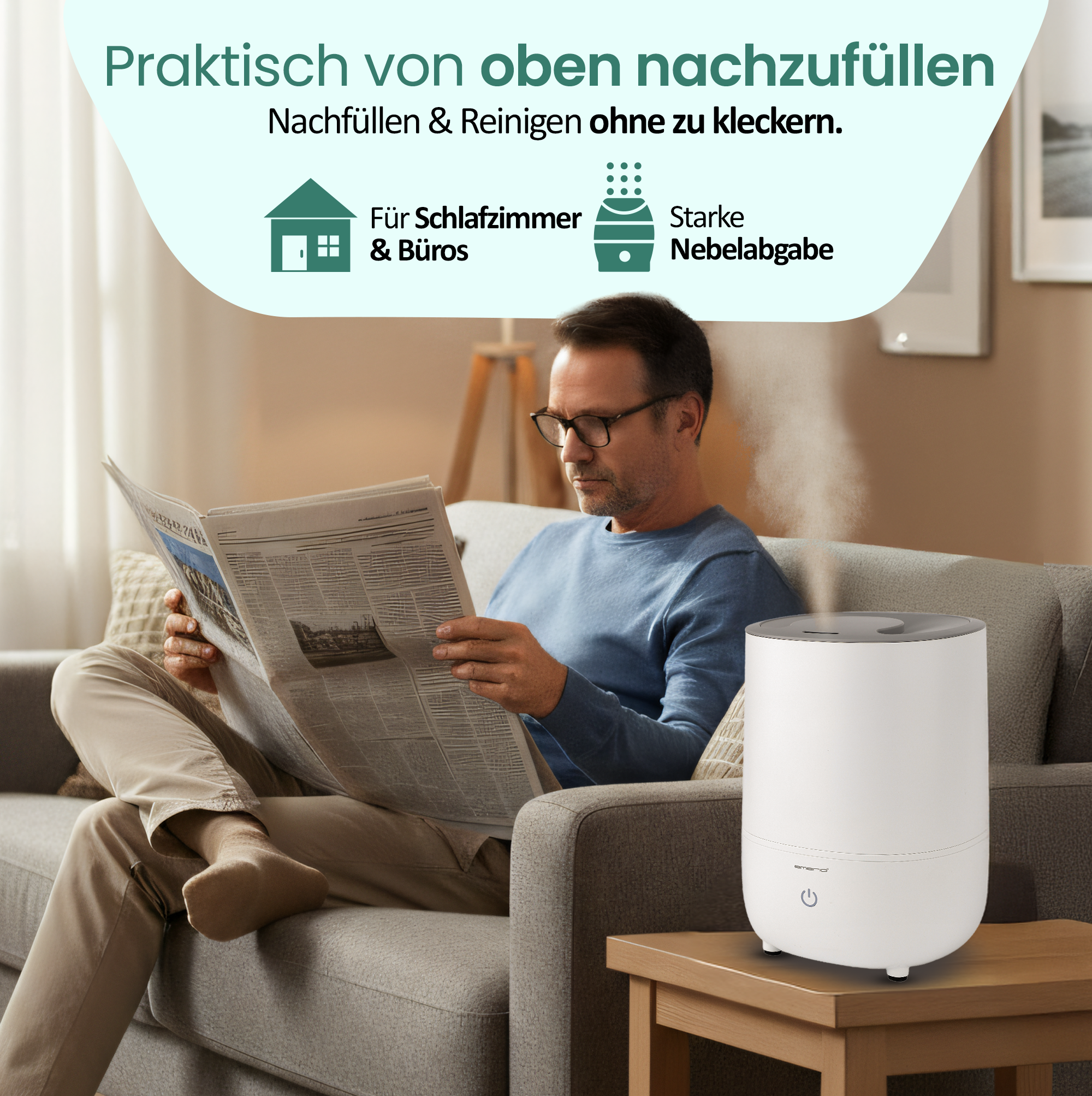 Mann liest Zeitung neben einem weißen Luftbefeuchter, der Dampf abgibt.