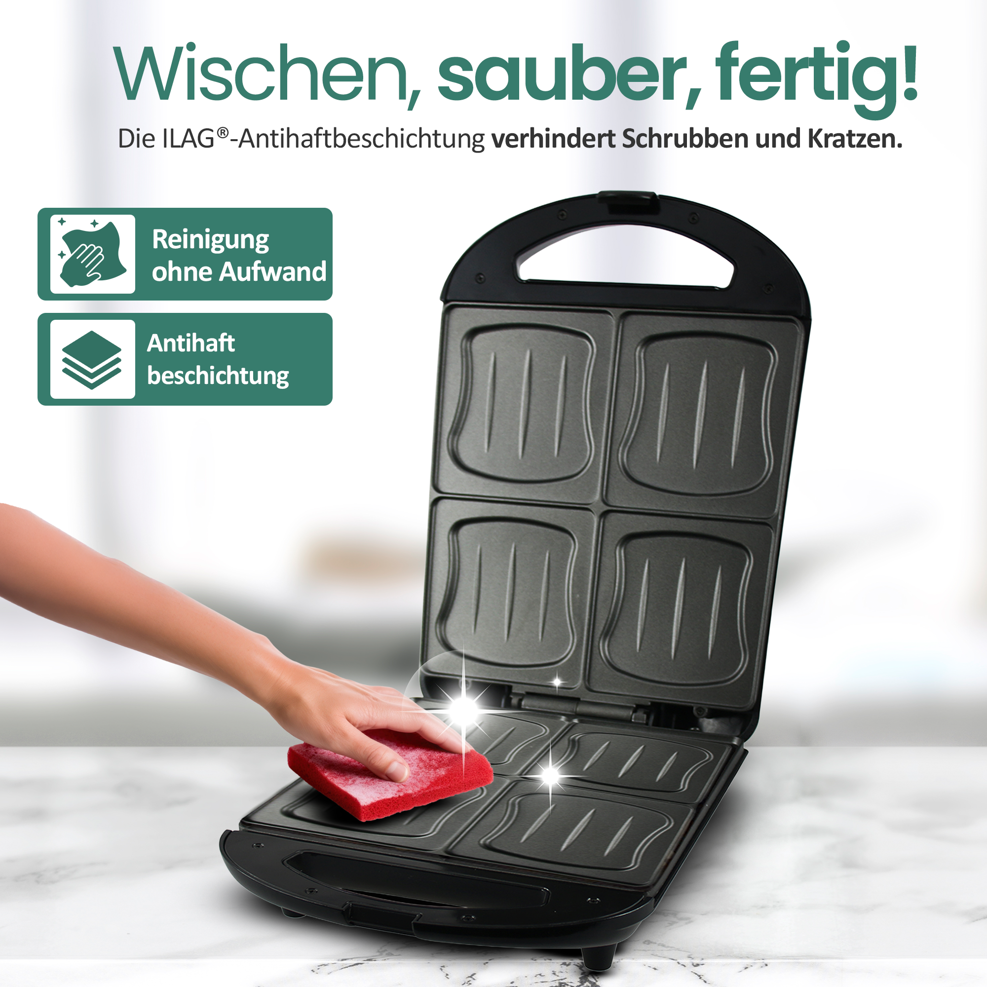 Eine Hand reinigt einen schwarzen Sandwichmaker mit einem roten Schwamm. Einfache Reinigung.