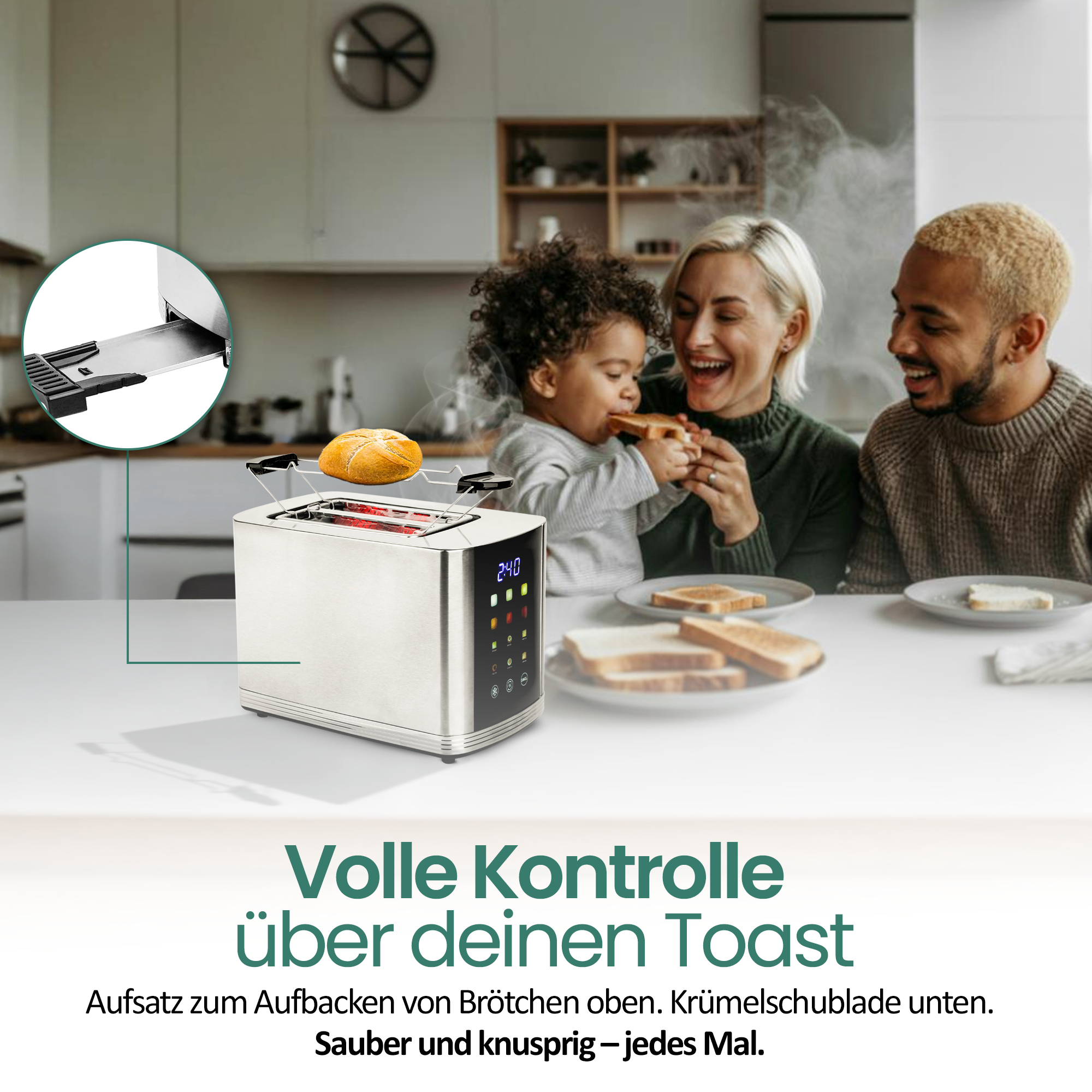 Familie lacht in der Küche, ein Toaster mit Brötchen und Toastbrot steht auf dem Tisch.