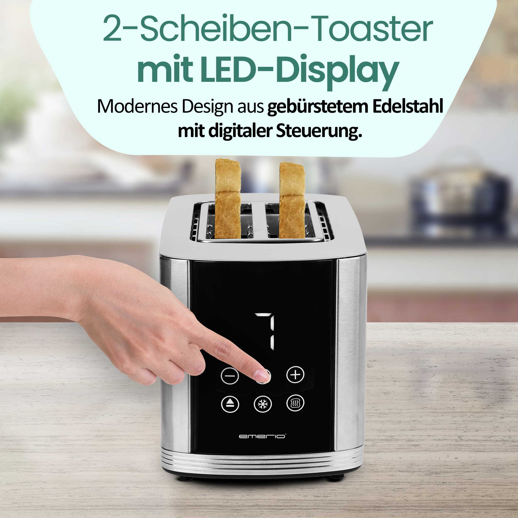 Ein silberner Toaster mit zwei Toastscheiben und einem LED-Display wird von einer Hand bedient.