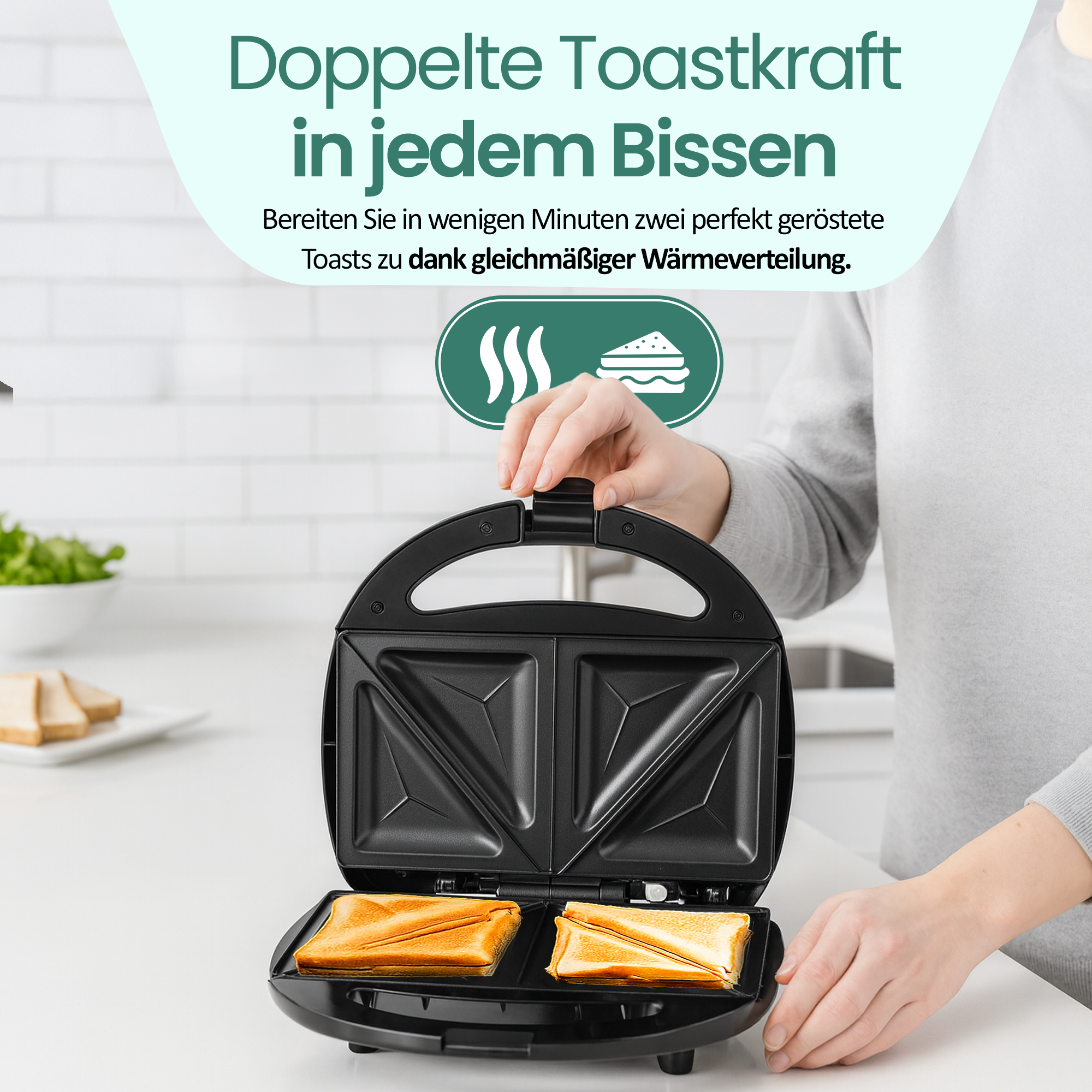 Ein offener schwarzer Sandwichmaker mit zwei goldenen Toasts, die darin zubereitet werden.