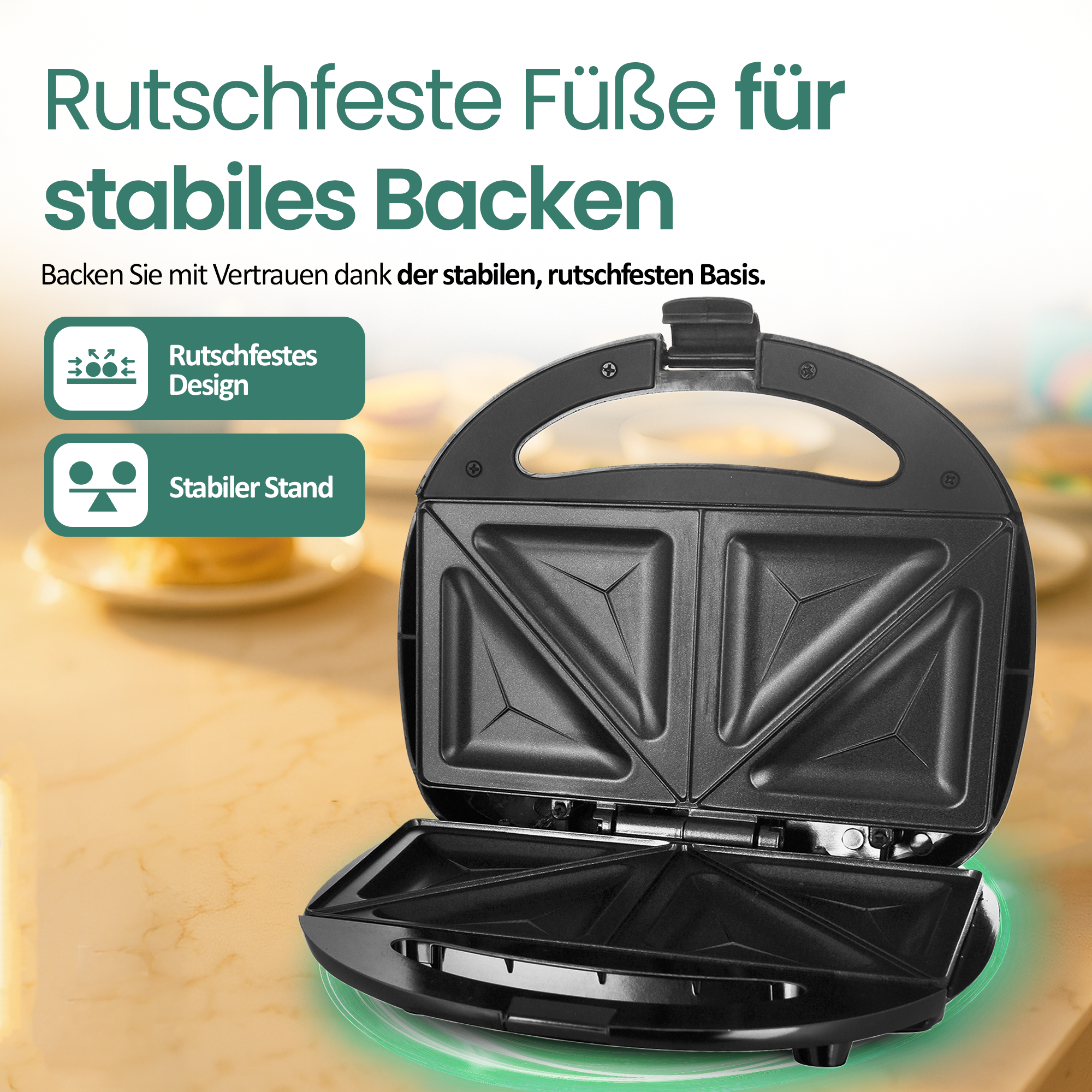Ein offener schwarzer Sandwichmaker mit rutschfesten Füßen und stabiler Basis.